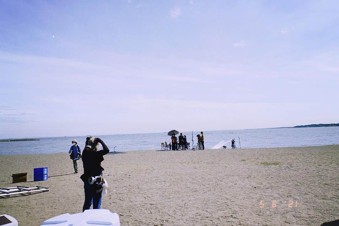 松井玲奈さんのインスタグラム写真 - (松井玲奈Instagram)「『#よだかの片想い』撮影思い出写真  海辺の場面。 私から観た視点と、アイコから観た視点は似てるところもあって。 これは海辺の撮影隊を眺めていた私の視点。」9月22日 7時37分 - renamatui27