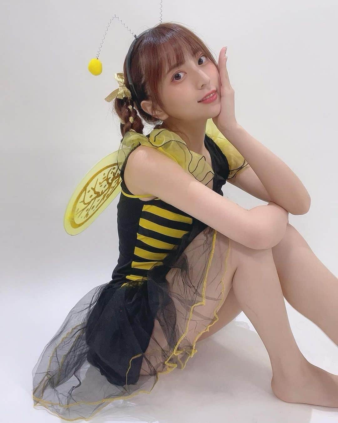 のインスタグラム：「おはよ！  この衣装の宿題チェキ販売中です！ 販売期間:9/21 20:00 ~ 9/25 23:59 https://ec.01familia.co.jp/items/67131511 . #宿題チェキ #ハロウィン宿題チェキ #ハロウィン #ハロウィンコスプレ #コスプレ #halloween」