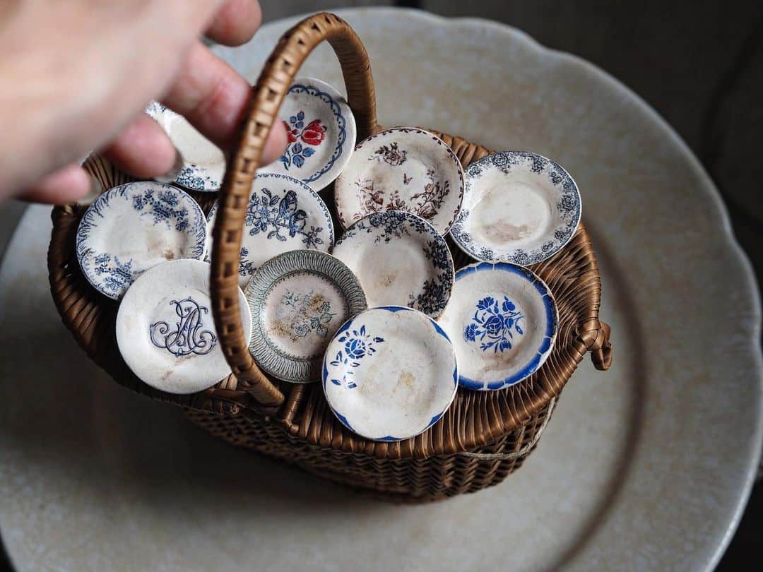 kiyomiさんのインスタグラム写真 - (kiyomiInstagram)「❤︎ ・ original handmade miniature  size 1/6 ． 以前に作ったお皿を一回り小さく してみました。  直径5、5センチ→ 直径3.3センチ （ドールサイズ） 粘土製です🍽  これはこれで可愛いサイズ♡ ・  ・  ・  ・  ・  #miniature#dollhouse #Frenchinterior #ブロカント #antique#Frenchstyle #シャビーシック#Interior #antique  #Frenchdecor#brocante #アンティーク風#brocantestyle#shabby #shabbychic #shabbychicdecor  #フレンチ皿 #陶器  #ミニチュア#フレンチアンティーク #French #スーピエール #Soupierre  #お皿 #フレンチプレート#皿#plate #Frenchplate」9月22日 8時21分 - chiisanashiawase2015