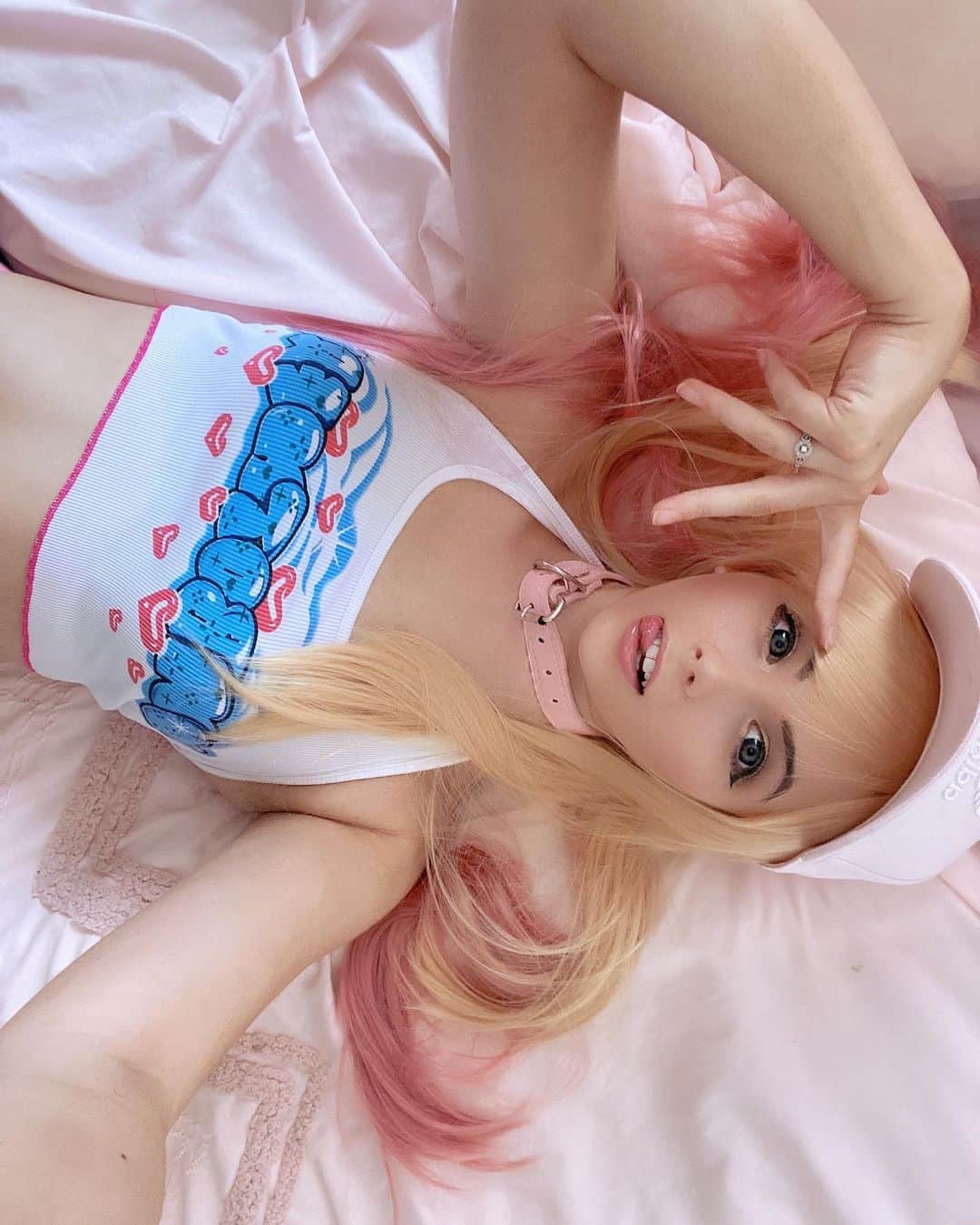 Hirari Ann（ヒラリー アン）のインスタグラム：「I got banned on twitch… for making a joke about feet…」