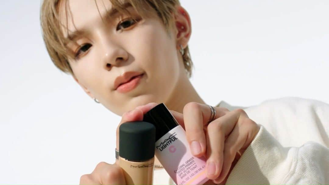 M∙A∙C Cosmetics Japanのインスタグラム：「【本日全国M･A･Cカウンター先行スタート】 #MACXSHOTARO  グローバルで活躍し、卓越したパフォーマンスと自然な佇まいで魅了し続ける NCT・SHOTAROによる、#MACXSHOTARO 期間限定コラボレーション！  🔈本日全国M･A･Cカウンター先行スタート スタジオ フィックス フルイッド SPF 15、またはライトフル C+ ティンティッド プライマー SPF 45を含む、 税込7,700円以上購入の方へ【限定ウォーターボトル (BLACK)】をプレゼント🎁  さらに！スタジオ フィックス フルイッド SPF 15、またはライトフル C+ ティンティッド プライマー SPF 45 をご購入の方へ、 コラボビジュアル入りのM･A･Cベースメイク フライヤーのプレゼントも！  *公式オンラインは10/4(火)キャンペーンスタート💨 #SHOTARO #NCT #MACスタジオフィックス #崩れないファンデ」