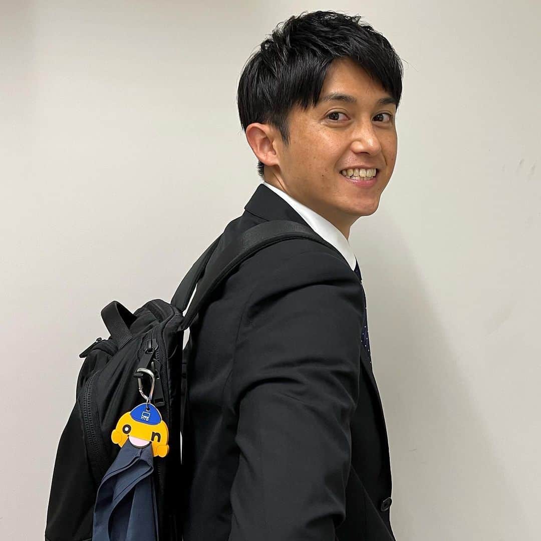 菊地友弘のインスタグラム：「onちゃんグッズに新たな仲間が！ その名も「ぱくぱくラバーマスコット」  にっこりと笑うonちゃんの口の部分に、タオルや袋など、色々なものを挟んで使います！ バッグやリュックなど、いろんなところにつけられます。 早速私も通勤に使っているリュックにつけてみましたが、いかがでしょう？ 9月30日からHTBグッズ取扱店やHTBオンラインショップでお買い求め頂けます。皆さんもいろんなものをonちゃんに挟んでみてください！  #onちゃん #ぱくぱくラバーマスコット #着ぐるみonちゃん #リュック #ハンドタオル　#エコバッグ #グッズ  #htb #北海道テレビ #菊地友弘」
