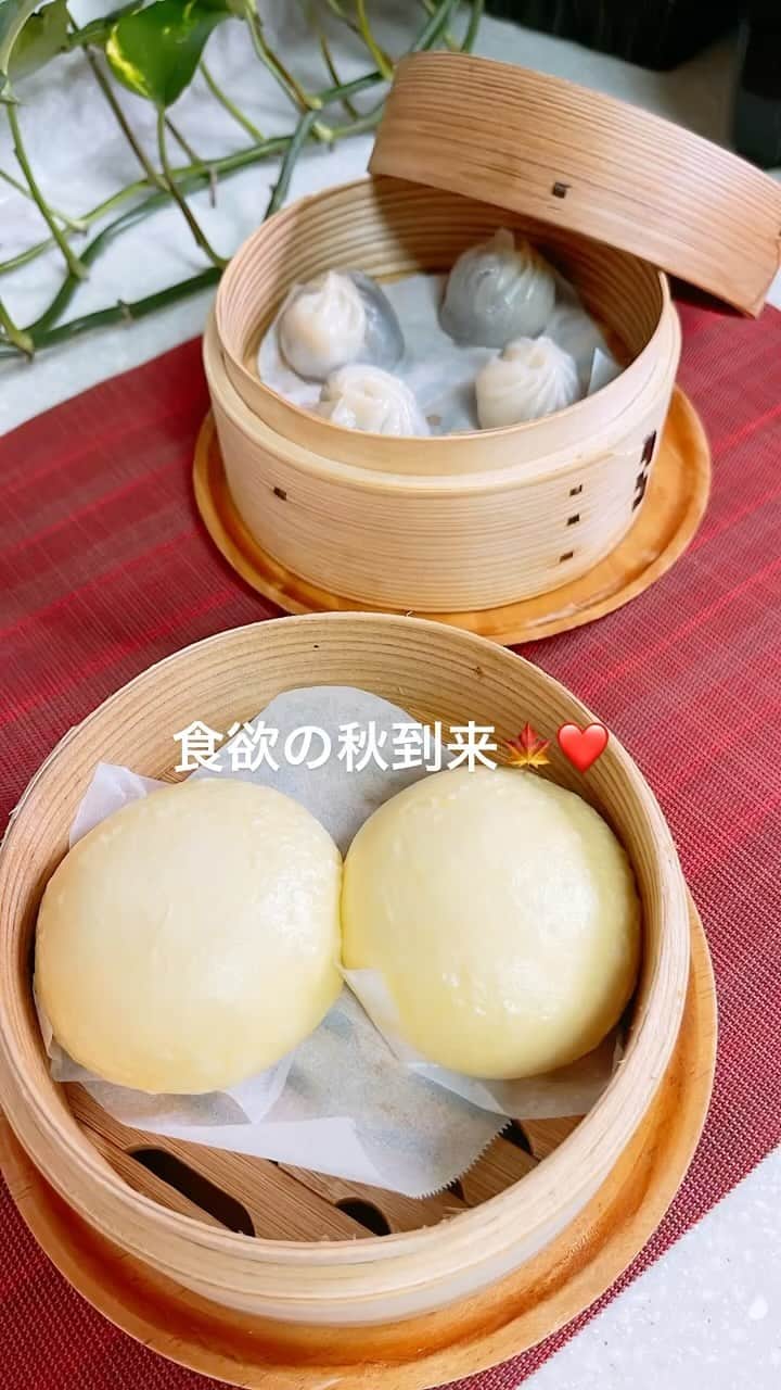 のインスタグラム：「食欲の秋🍁こころも満たすスイーツ❤️ 少しずつ朝晩暑さも落ち着いて、 秋の気配を感じます😊🍁 季節の食べ物や甘いもの食べたくなりますよね❣️☺️ 温かくて美味しいカスタード饅とマンゴー入りスイーツ小籠包😋💕💕💕 #カスタード大福 #マンゴー入りスイーツ小籠包 #食欲の秋#温かいスイーツ #新感覚のスイーツ#美味しい #博多風焼き餃子#温かい鍋 #身体が温まる #エスエルクリエーションズ #安心安全な食材#お取り寄せ #slcreationsのある暮らし #slcreations #冷凍食品#宅配冷凍食品#品質こだわり #無添加#z's-menu #水谷雅子#水谷雅子beautybook50の私 @slcreations_official」