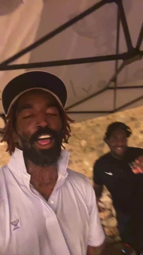 J・R・スミスのインスタグラム：「Going on 18 yrs!🤣🤣🤣🤣🤣 I love my people!」