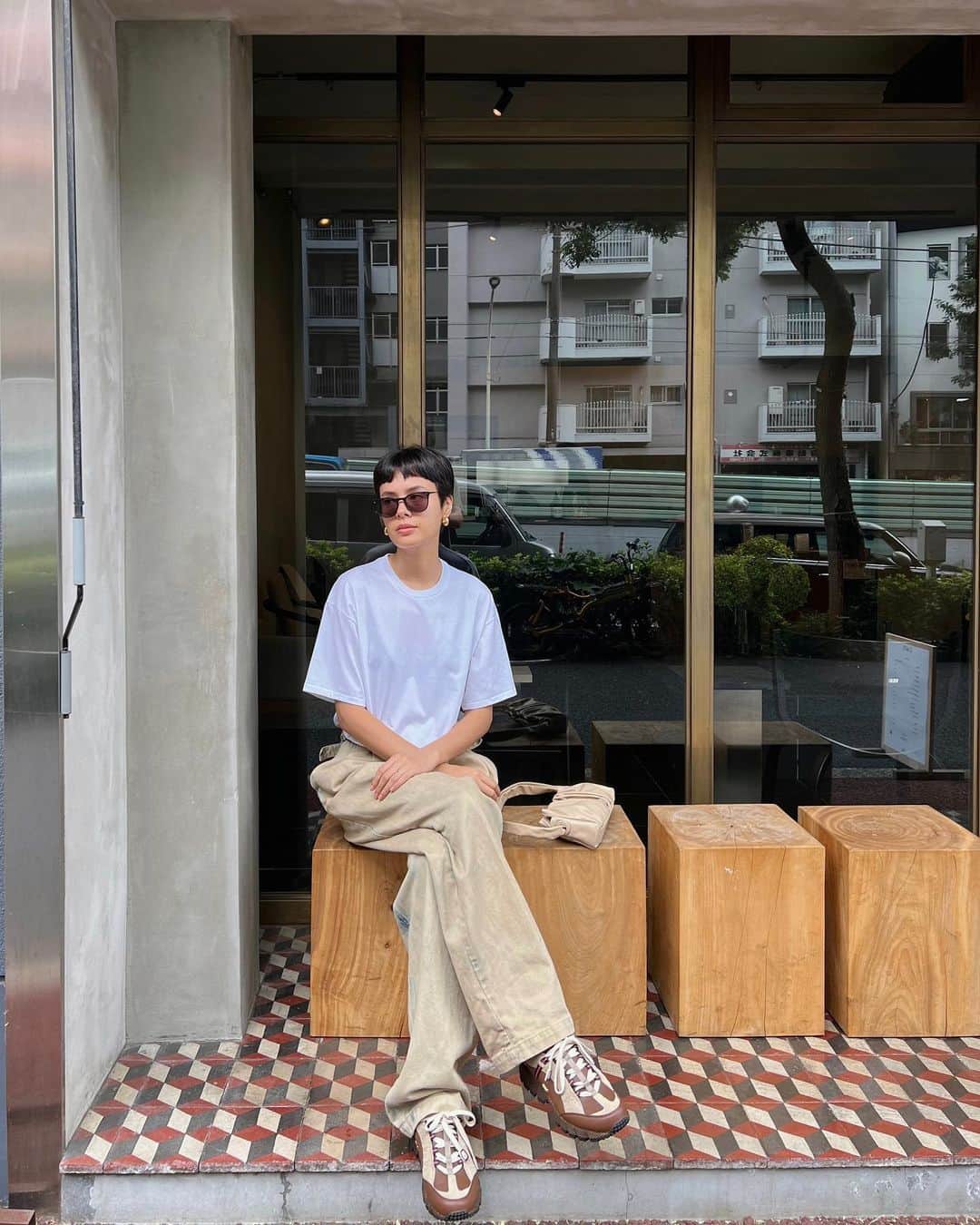 大屋夏南のインスタグラム：「When your shoes are matching with the floor 🍫 やっぱり短い髪がしっくりくる💫 ファッションもメイクももっと楽しくなったのは、なりたい自分で居られてるからだと思う🌷」
