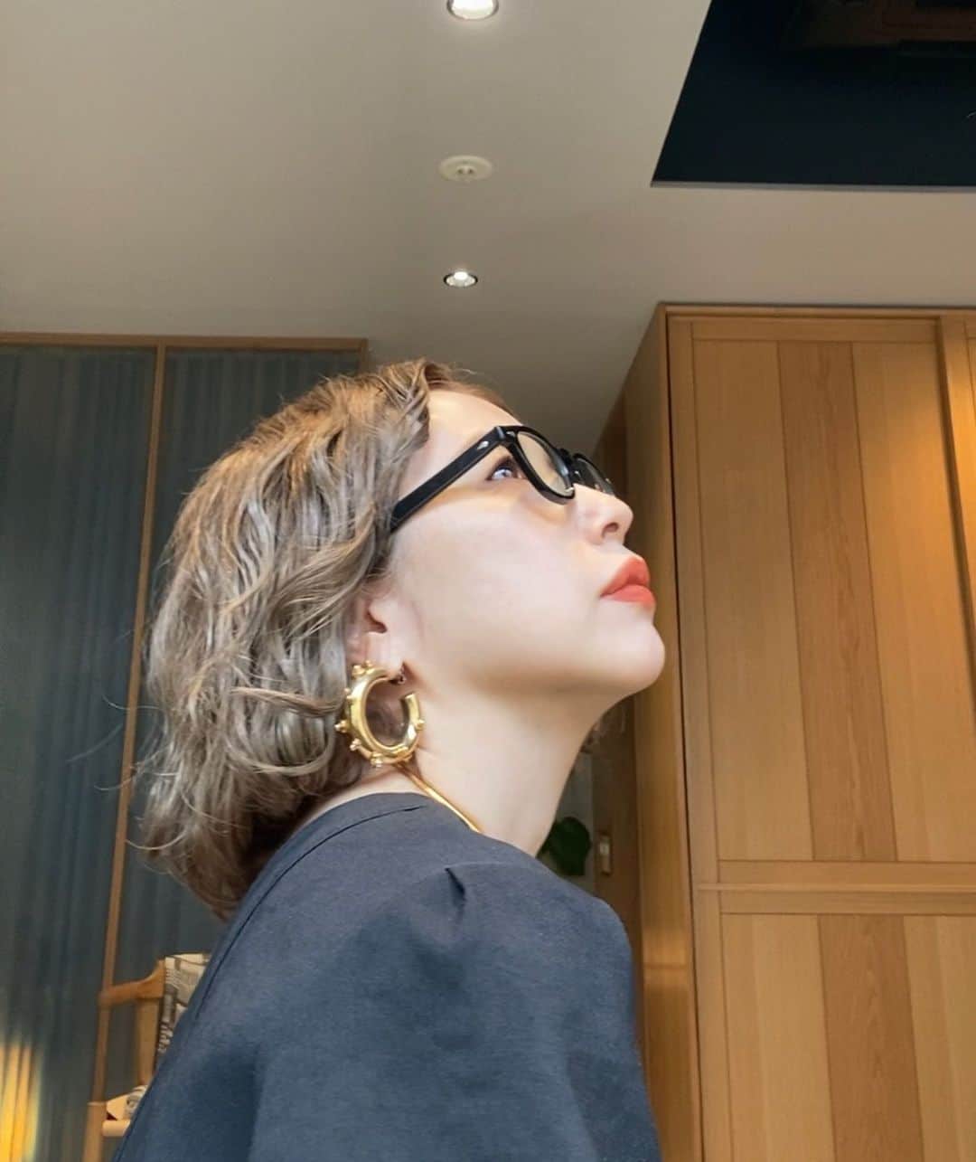 土田瑠美のインスタグラム：「最近は伸びかけの前髪をリバース巻きによくしています  スタイリングの仕方は動画を是非ご参考ください。  投稿6枚目の様に眉尻辺りまでの髪は ヘアアイロンを斜めに入れるのがポイントです！  クレイツ×Rumi コラボヘアアイロン 〰︎nuance hair arrange〰︎  スタイリング剤  MILBONニュアンスアレンジスプレー  クレイツ×Rumiコラボヘアアイロン "nuance hair arrange" は @createion 公式サイト、楽天、Amazon、Yahoo!ショッピング ビックカメラ、ヨドバシカメラよりご購入頂く事が出来ます。」