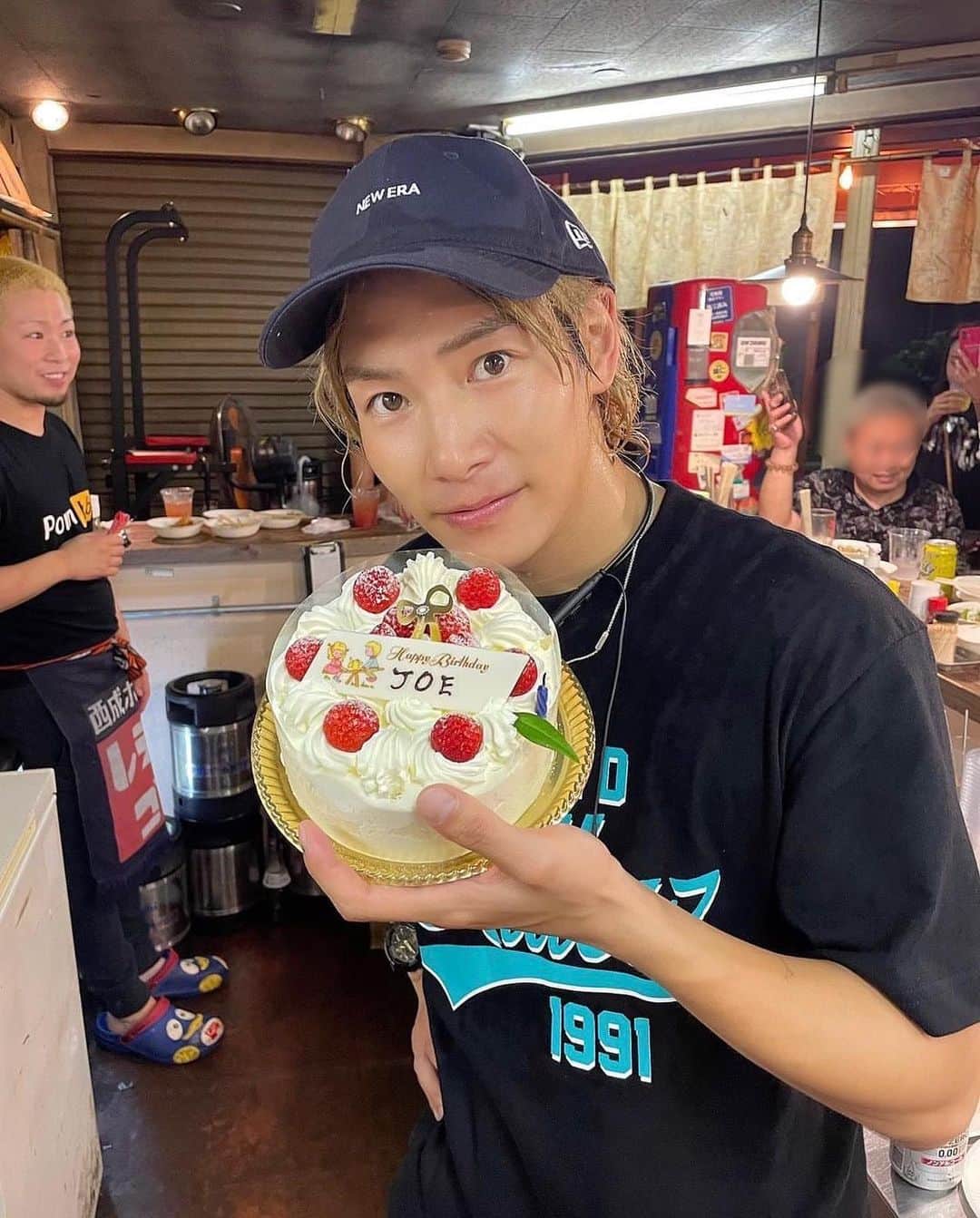 ジョーブログのインスタグラム：「改めて誕生日をお祝いしてくれた皆さん本当にありがとうございました。 ほんまに人に恵まれてるなと実感させられた日々でした。 沢山のプレゼント本当に感謝です。 大切に使わせていただきます。  さてはて、今日は西成家族皆んなで昼飯行ってました。 沢山、心配してくれてると思うので、近況報告をしますと、 坂田佳子は禁酒を頑張ってるみたいです。 しばらくは坂田佳子のために皆んなで酒飲まずに頑張ってこーと意気込んでいます。 健康が1番大事なので、大切な友達として西成家族皆んなで少しでも力になれればと思っています。 彼女の今後のことはゆっくり温かく見守ってください。 皆んな応援してあげてな😊」
