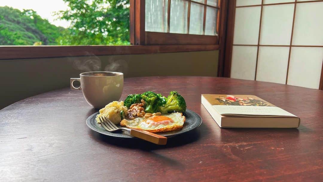 mamiのインスタグラム：「食欲の秋とレディースデー前が重なると とんでもない胃袋になりますね。  みなさんはいかがですか？  (お昼はBIGハンバーガーにポテト増量)  ここ数日の食欲に驚く彼に、 「俺の胃袋は宇宙だ」と 懐かしのセリフを言ってみましたが、  ・・・🤷🏾‍♂️？  ジェネレーションギャップを痛感。」