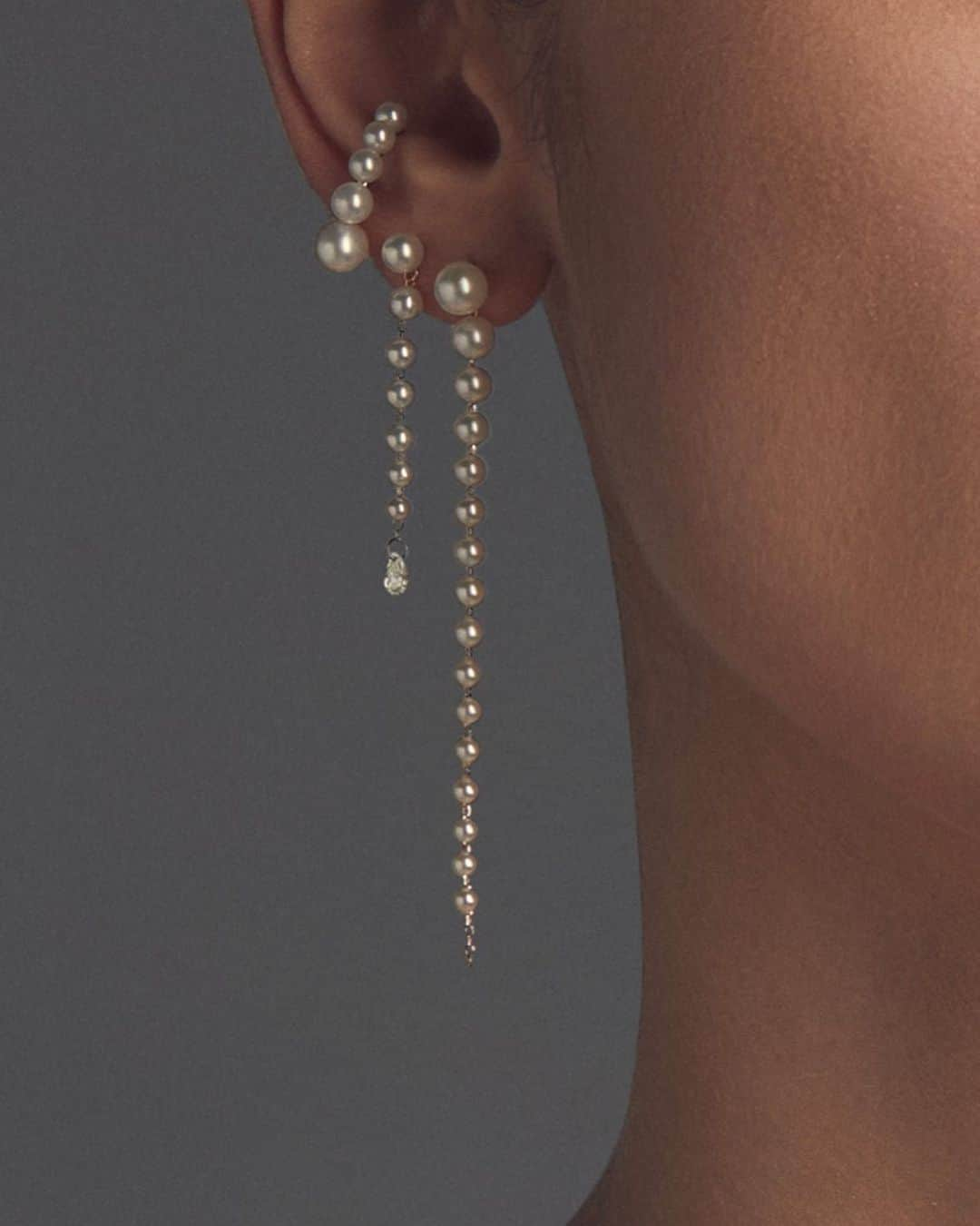 M I Z U K Iさんのインスタグラム写真 - (M I Z U K IInstagram)「Precious Pairing  Pairing meticulously designed cascading pearls with unset pear shaped diamond, preciousness at its purest form 🤍  New Collection available now on www.mizukijewels.com  #new  #mizuki #mizukijewels #mizukijewelry #signature #modern #allure #seaofbeauty #pearls #bridal #jewelry  #jewellery #precious #pure  #pairing」9月22日 22時13分 - mizukijewels