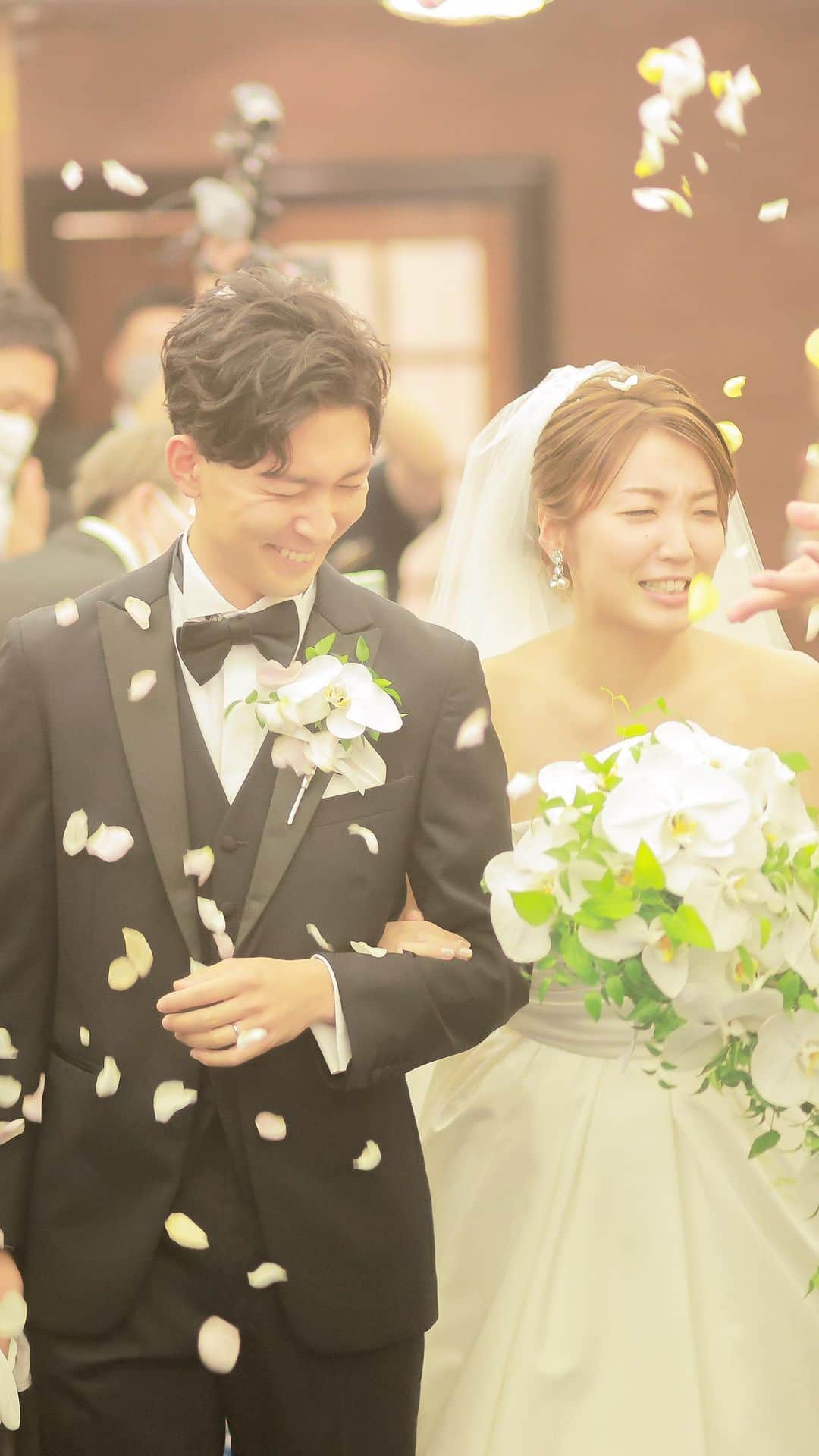 モアフィール宇都宮プライベートガーデンのインスタグラム：「こちらはエンディングムービーショートバージョン！  実際の挙式、パーティーの様子をご覧いただけます☺︎  多くの大切な方に囲まれて、 とっても幸せそうなおふたりですね！  #プレ花嫁#結婚式#日本中のプレ花嫁さんと繋がりたい#結婚式準備#ウェディング#卒花嫁#結婚式場#ブライダル#花嫁#全国のプレ花嫁さんと繋がりたい#ウエディング#結婚#ブライダルフェア#結婚準備#wedding#写真好きな人と繋がりたい#エンディングムービー#カラードレス#ドレス#タキシード#フィオーレビアンカ#fiorebianca#モアフィール#フォト#栃木結婚式場#宇都宮式場#栃木式場#宇都宮結婚式場」
