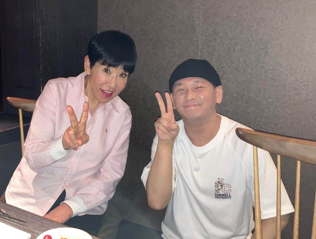 和田アキ子のインスタグラム：「まさかのダブルアッコ、、 最高❤️💕🥰 一緒に頑張るので皆さん宜しくお願いします😊😊☺️ #ako50th #シャチホコ」