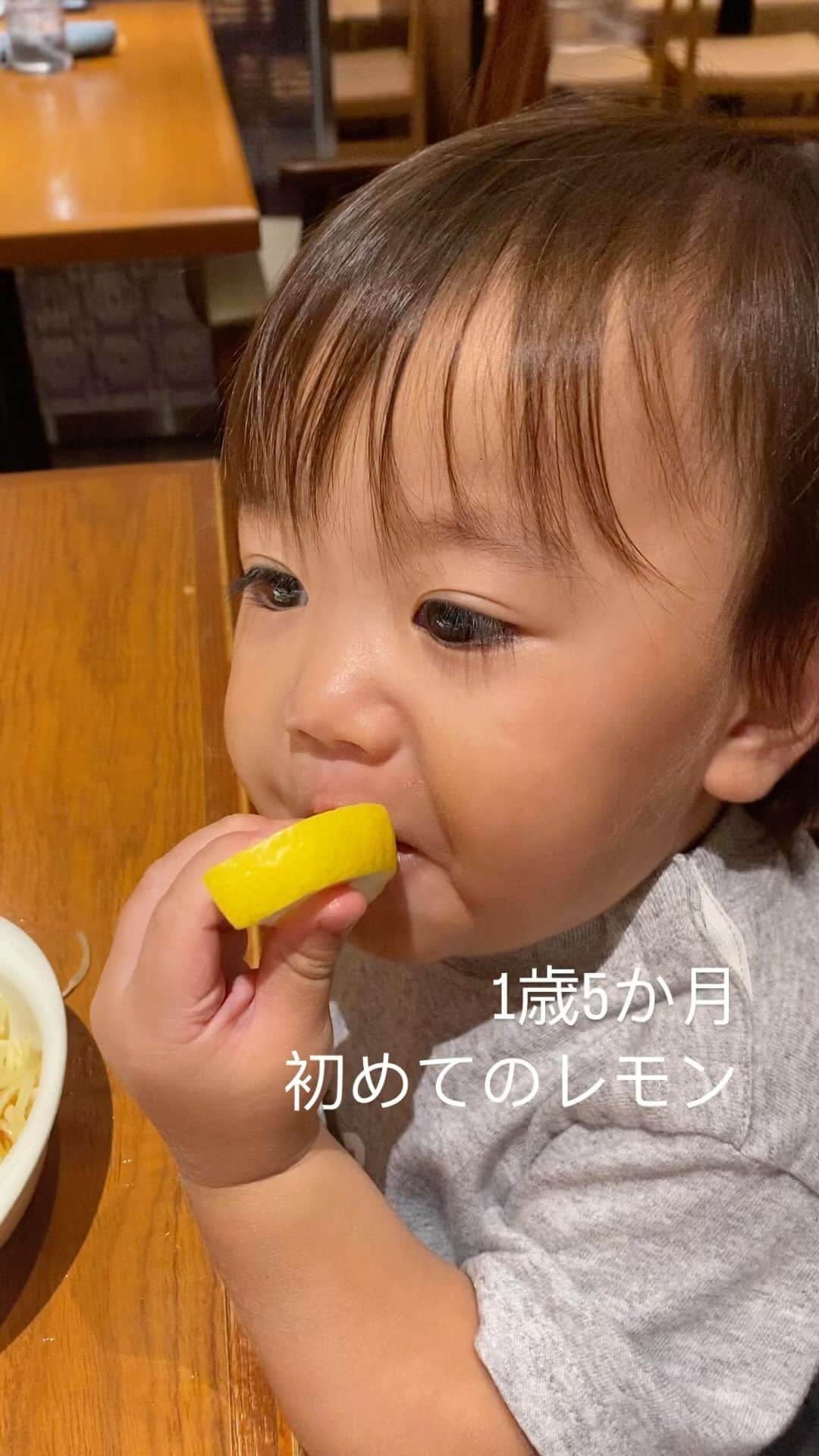 のインスタグラム：「. 我が家の次男。 唐揚げに添えられたレモンを 突然手に取りかじりました…🤣 . 明日9月23日（金）14:45〜 関西テレビ「スロイジ」に出演します✨ ぜひ！ご覧ください〜😍」