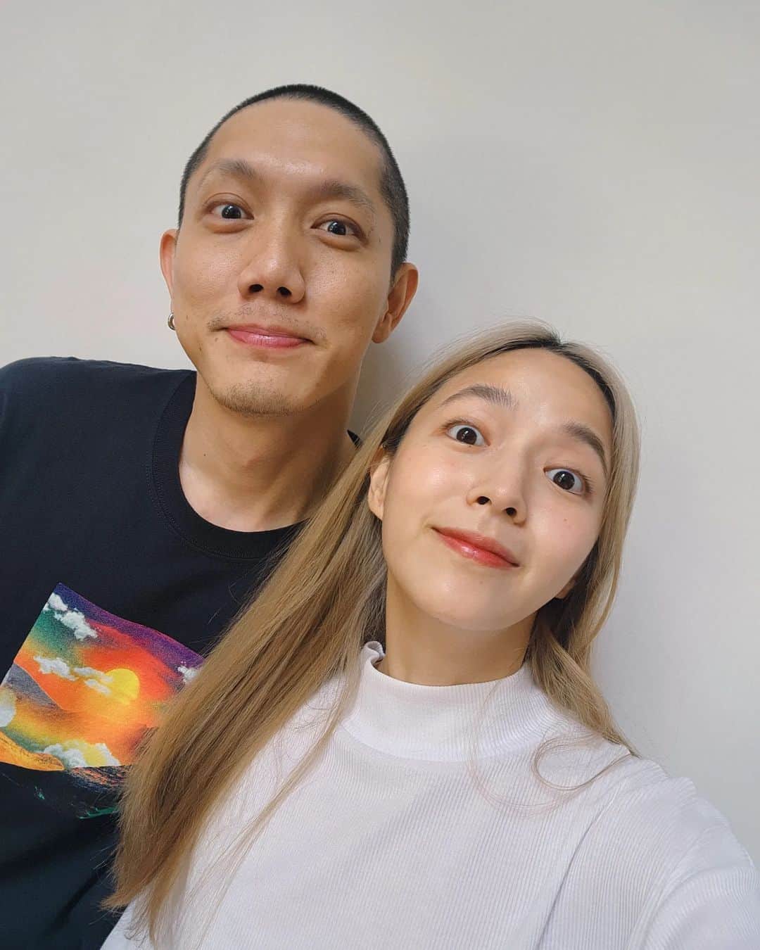 バイトゥーイ・ズワピットのインスタグラム：「เค้าว่ากันว่าอยู่ด้วยกันมากๆหน้าจะเหมือนกัน...เอิ่ม」