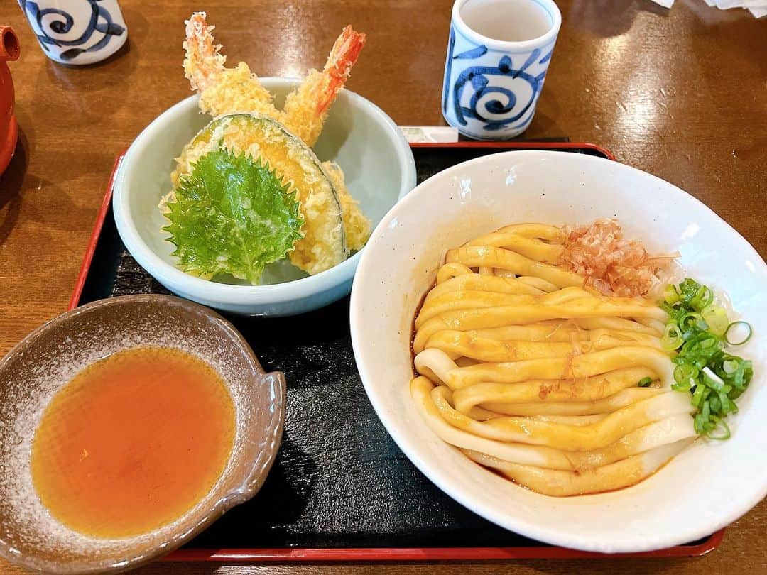 音花ゆりのインスタグラム：「. . 伊勢にも行きました！ 何年ぶりだったのか… あの場所はいつ訪れても清々しい空気に包まれていて、背筋が伸びますね！！何度も深呼吸してきました✨✨✨ 外宮では立派なカタツムリに🐌出会ったり、内宮では参拝とともにおかげ横丁も楽しんだり❤️ 伊勢うどんや、夏限定の赤福氷は絶対に食べたくて…私のオススメです🙏✨✨伊勢うどんは子供にも優しいですよね😊  そして、初めて行った伊勢シーパラダイス！！！！！！！ 正直、本命の鳥羽水族館に行く前に…と思っていたのですが(大変失礼😓)楽しすぎて！！！！ 何時間も滞在して、結局鳥羽水族館には行かずに終わりました😂 トドやイルカ、セイウチにゴマフアザラシ、みんなものすごい近さで見る事ができて、私的に大感激でした！！ どの子達も可愛くて可愛くて❤️❤️❤️ 写真にはないですが、ペンギンやリクガメも間近で見られて、固まってる娘を抱きながら私は大きな牙のセイウチの背中や、カワウソのおてて✋にも触らせてもらいました！！ そこここに飼育員さんの愛が垣間見える、本当にステキな水族館！！行ってみてほしい！！笑  その場では固まっていた娘も、帰ってからずっと、最近でも水族館の話ばかりしています😆中でもセイウチが"大きな栗の木の下で"の振りをやってる様子は、モノマネ付きでご披露してくれて😂やはり心に突き刺さったようで、貴重な経験になりました✨✨✨  #伊勢　#鳥羽　#伊勢神宮　#伊勢シーパラダイス　#2歳　#女の子」
