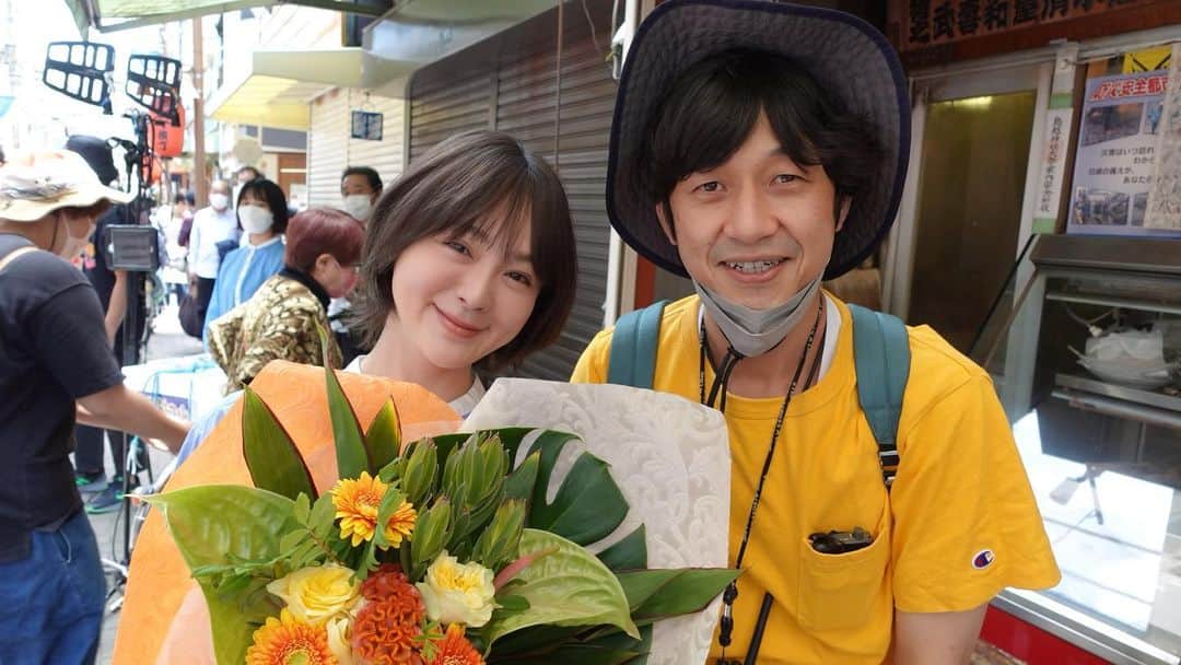 貫地谷しほりのインスタグラム：「続々と解禁されてますが 今夜は『さよならの向こう側』の放送です。 写真は深川栄洋監督と。 監督に導かれるまま演じた体験はとても興味深い時間でした。 是非ご覧ください！ #ドラマ #さよならの向こう側 #深川栄洋 監督」