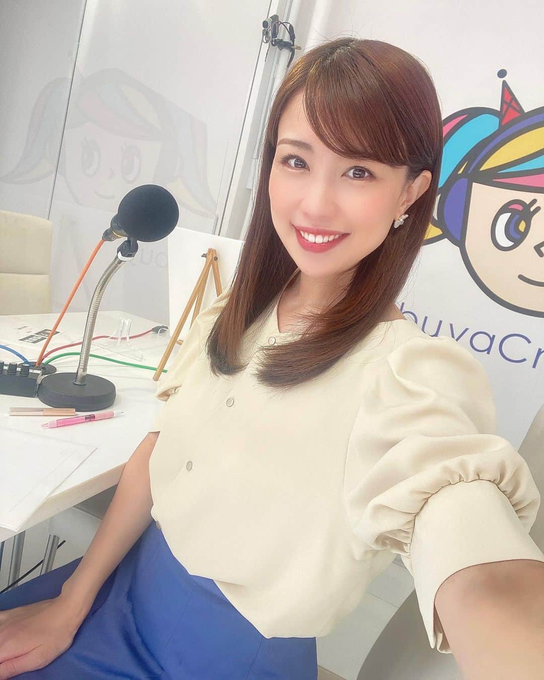 道岡桃子のインスタグラム：「【ご報告】  ４年近くメインパーソナリティーを担当させていただきました渋谷クロスFMのラジオ番組「笑顔のデザイン」を今月で卒業することになりました！  寂しい気持ちもありますが、こんなに続けさせていただいて、お世話になった皆様には感謝しかありません。ありがとうございました。  明後日9月24日（土）渋谷スタジオでの公開生放送が最後の出演となります。  こういう機会は今後なかなかないと思うので、ご都合合う方はぜひ覗きに来てくださいね♪  生放送は12:00〜12:50です😊  渋谷クロスFMのHPからでもご覧いただけます。  最後までがんばります！  #アナウンサー #アナウンサー衣装 #卒業  #ラジオ #ラジオ番組 #ラジオパーソナリティ  #ラジオパーソナリティー #ラジオ出演  #生放送 #渋谷 #渋谷クロスfm #ご報告  #shibuya #tokyo #japan #radio」