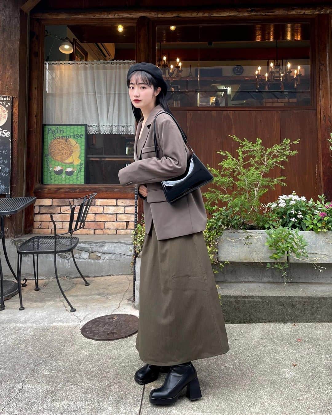 河﨑莉奈のインスタグラム：「秋っていろんな着回しできるからファッションが楽しい季節🍎🐕  #raycassin  #レイカズン #フェミニンカジュアル #カジュアルガーリー  @raycassin_ @raycassin_online  ワンピースは前後2wayで着られる🫶🏻  #フェミニンカジュアル  #カジュアルガーリー  zozoweekで安く買える＆22日中は1,000円クーポンあるみたいなのでチェックしてみてね🍂」