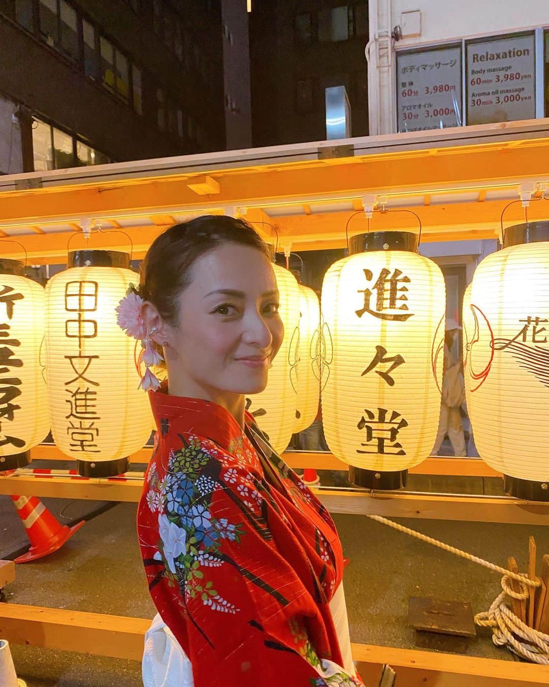 畑田亜希のインスタグラム：「3年振りに開催された祇園祭🏮  私が最後に来たのは20年前位🤣  雨で行けないかな〜と思ってたけど あがってくれて良かった✨  出店も行列過ぎて何も買えず、奇跡的に買えた最後の一個だったチョコバナナ🍌 普段興味ないけど、お祭りで食べるのは美味しい！  👧🏻は浴衣着てお祭り行くのが夢だったみたいだけど、人の多さと下駄の痛さで「思ってたのと違う、、、」って😅  鉾も見れたしタイミング良く来れて良かった⭐️  もう2ヶ月前の話だけど。。。😅  #2022 #japan #kyoto #祇園祭  #チョコバナナ #京都」