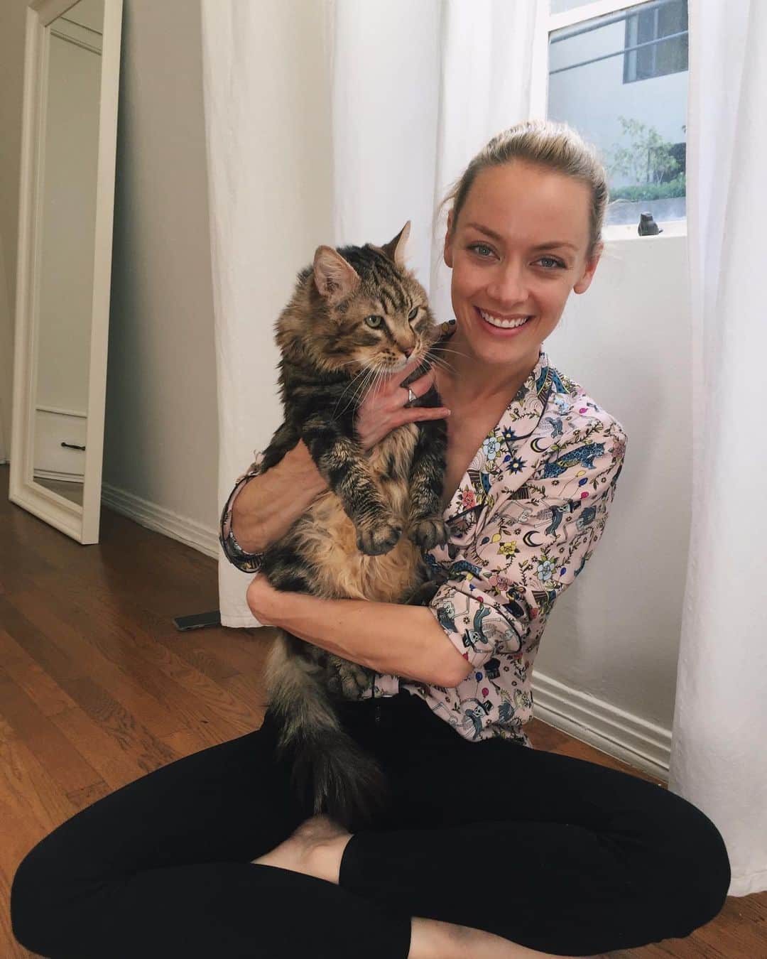 レイチェル・スカーステンさんのインスタグラム写真 - (レイチェル・スカーステンInstagram)「With a very heavy and quite frankly broken heart I said goodbye to my sweet Magnus yesterday. Anyone who follows me here is probably an animal lover so you know that pets can become more than just pets, they become family. Magnus was with me through many ups and downs, moved 6 times with me, made me smile/laugh every day even when I was sad, and from the minute I brought him home from the shelter he made himself right at home in my heart and life. Saying goodbye is inevitable when you have a senior animal, and it’s painful but so worth it. Thank you for adopting me Mags, there will only ever be one cat like you and I’m so grateful you spent your golden years with me.」9月22日 15時55分 - rachieskarsten
