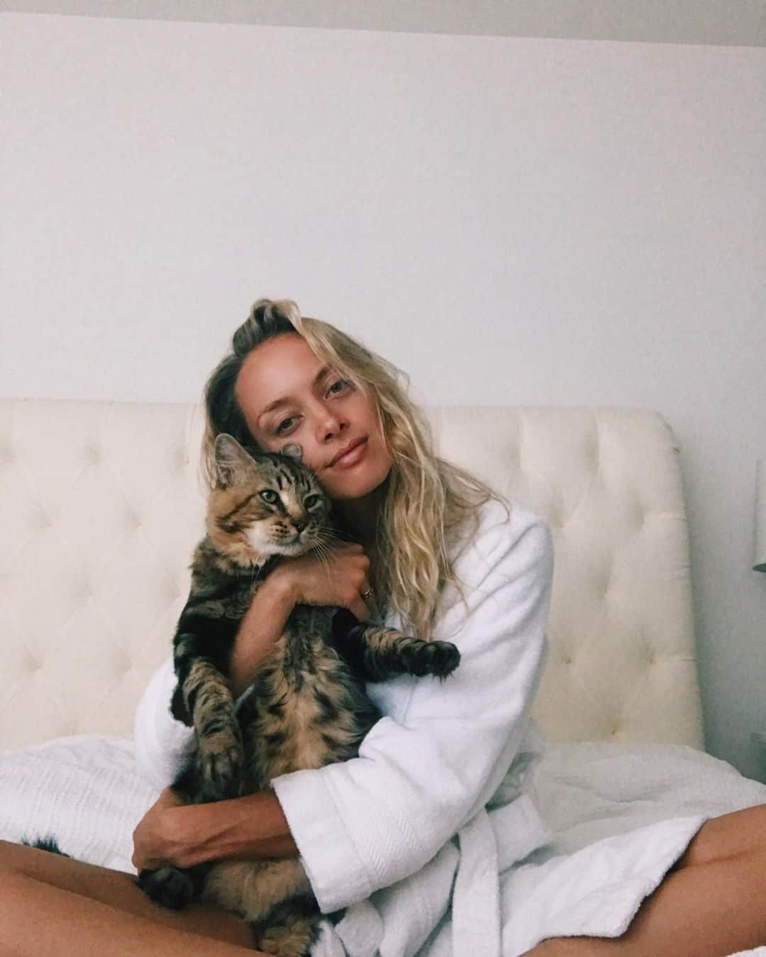 レイチェル・スカーステンさんのインスタグラム写真 - (レイチェル・スカーステンInstagram)「With a very heavy and quite frankly broken heart I said goodbye to my sweet Magnus yesterday. Anyone who follows me here is probably an animal lover so you know that pets can become more than just pets, they become family. Magnus was with me through many ups and downs, moved 6 times with me, made me smile/laugh every day even when I was sad, and from the minute I brought him home from the shelter he made himself right at home in my heart and life. Saying goodbye is inevitable when you have a senior animal, and it’s painful but so worth it. Thank you for adopting me Mags, there will only ever be one cat like you and I’m so grateful you spent your golden years with me.」9月22日 15時55分 - rachieskarsten