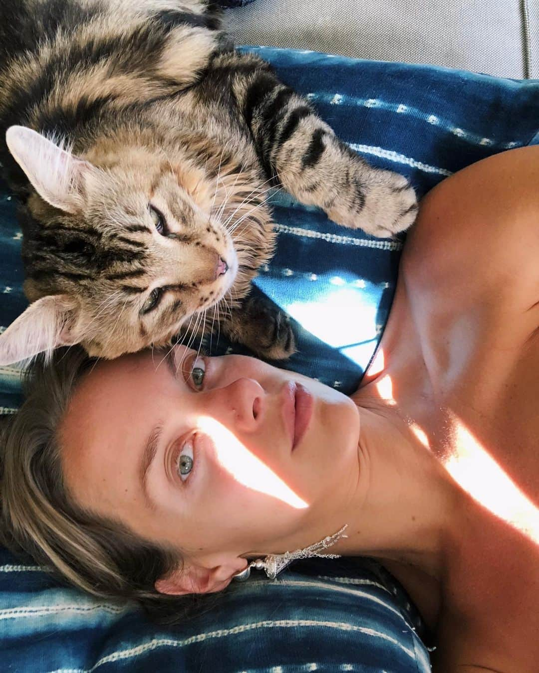 レイチェル・スカーステンさんのインスタグラム写真 - (レイチェル・スカーステンInstagram)「With a very heavy and quite frankly broken heart I said goodbye to my sweet Magnus yesterday. Anyone who follows me here is probably an animal lover so you know that pets can become more than just pets, they become family. Magnus was with me through many ups and downs, moved 6 times with me, made me smile/laugh every day even when I was sad, and from the minute I brought him home from the shelter he made himself right at home in my heart and life. Saying goodbye is inevitable when you have a senior animal, and it’s painful but so worth it. Thank you for adopting me Mags, there will only ever be one cat like you and I’m so grateful you spent your golden years with me.」9月22日 15時55分 - rachieskarsten