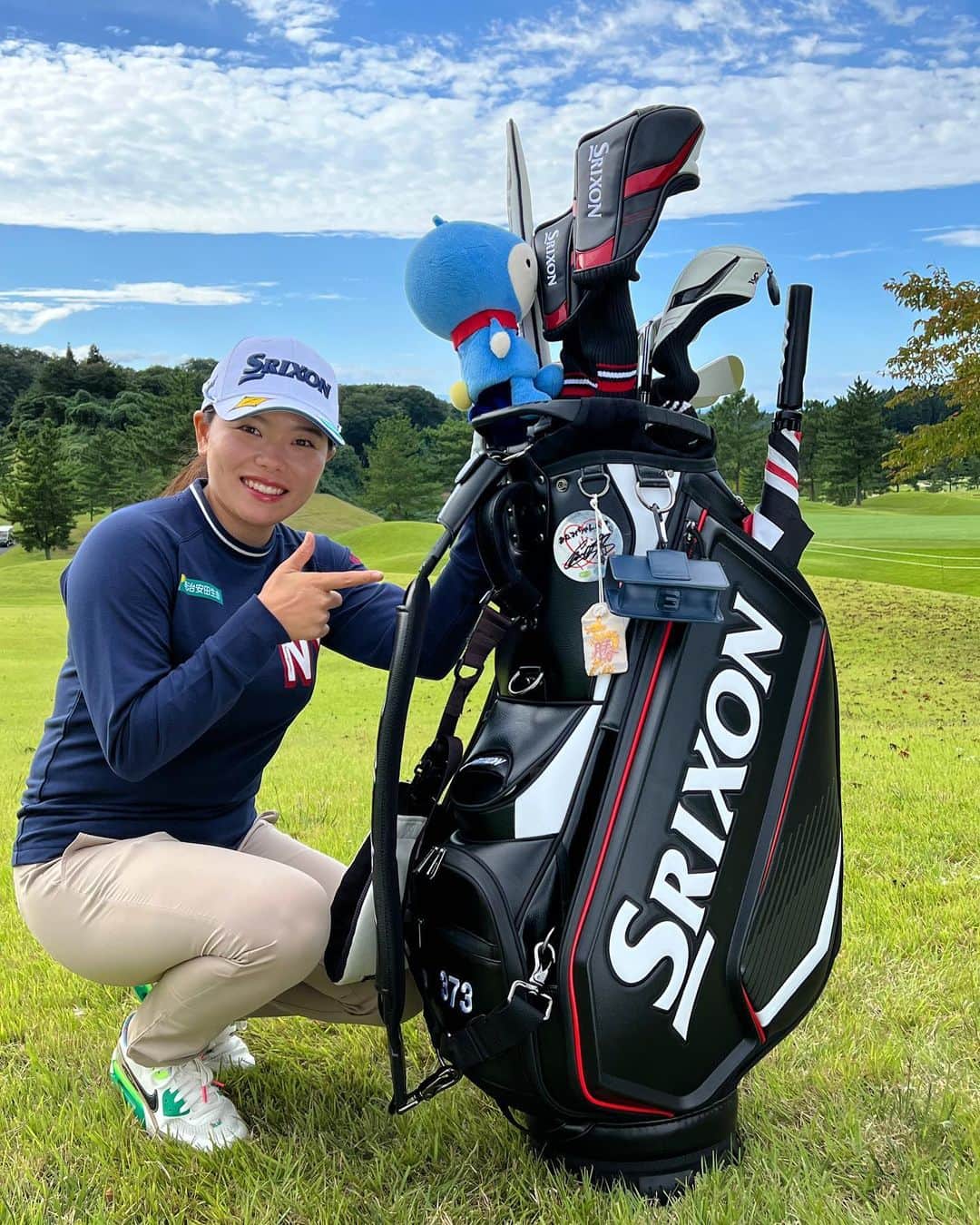 勝みなみのインスタグラム：「NEW caddie bag✨🖤  今週も頑張ります！！  #宮城テレビ杯ダンロップ女子オープンゴルフ #ダンロップ #ゴルフ #勝みなみ #感謝」