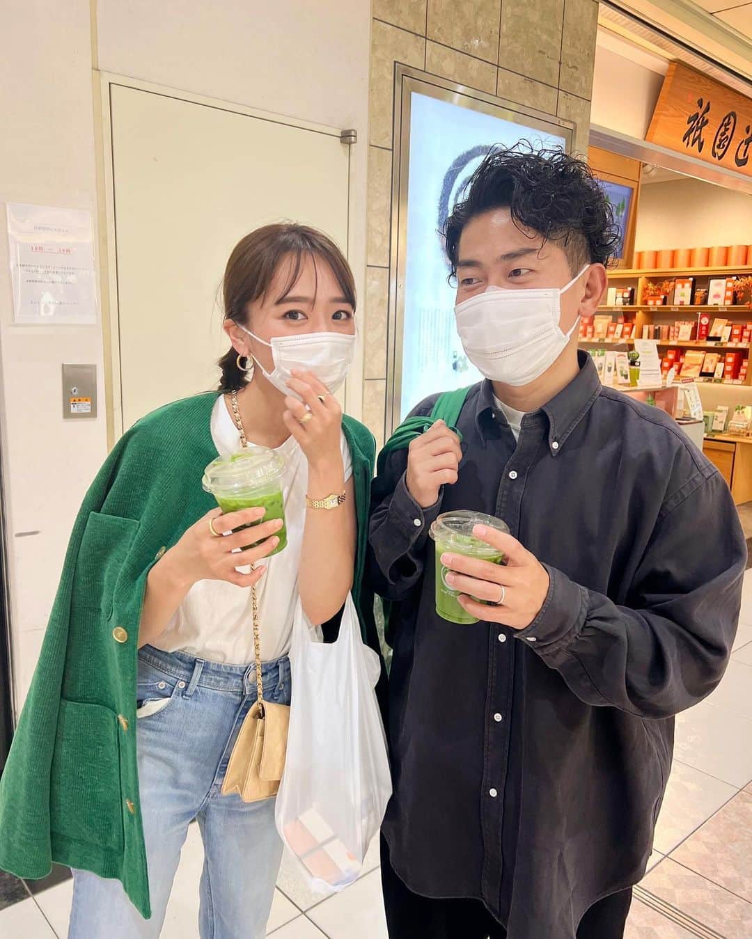 近藤千尋のインスタグラム：「久しぶりに京都にお邪魔しました💓 お仕事だったけど 抹茶ソフト食べてお抹茶飲んで満喫💚笑 ゆっくりお団子とかも食べにいきたい✨ 観光したり食べ歩きしたり。。。 いつか行けますように🤍🙏  今日は二人でお迎えに行けるから 子供たち喜ぶな〜☺️✨  明日から三連休の方も多いかな💗 金曜日、ラヴィットみてね❣️ 明日も盛りだくさんみたいだよ〜📺❗️  緑のジャケットは @auralee_tokyo  です💚💚💚 抹茶合わせみたいになった。笑」