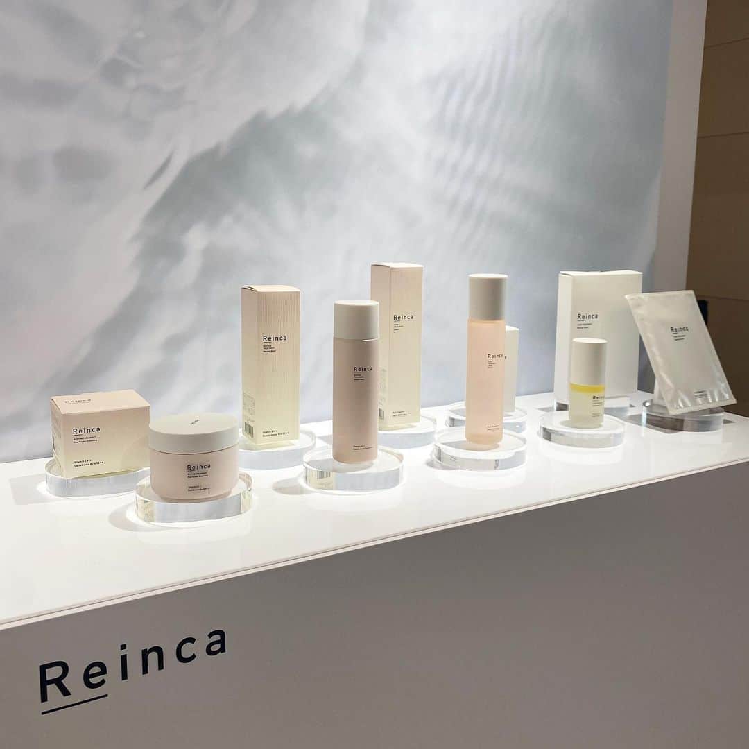 のインスタグラム：「先進皮膚医学から生まれたスキンケア @reinca_globalofficial 🫧 東京大学と共同開発した独自のヒト幹細胞エキス 「ENGY ステムS 」配合で 先進皮膚研究から生まれた肌の細胞ケアと、 身体感覚の心地よさを追求した五感ケアを 同時に叶えてくれる実力派🥺✨   クレンジングバームはスッとお肌に馴染み 撮影の濃いメイクなどもしっかりと落ちました。 ムースウォッシュも今までになかった 細かな泡で古い角質や汚れをオフ！ ローションセラムは洗顔後のお肌に ぐんぐん浸透して滑らかなお肌に。 最後に使用するデュアルリペアセラムは ツヤと潤いに満ちた、明るいお肌に導いてくれます！ ニードルセラムは貼って寝るだけで 美容成分をダイレクトにお肌へ届けてくれる集中ケア。   リリージングフローラルの優しい香りが 本当に心地良くてスキンケアの時間が 楽しみになりました🤍 #reinca #レインカ #ヒト幹細胞培養液」