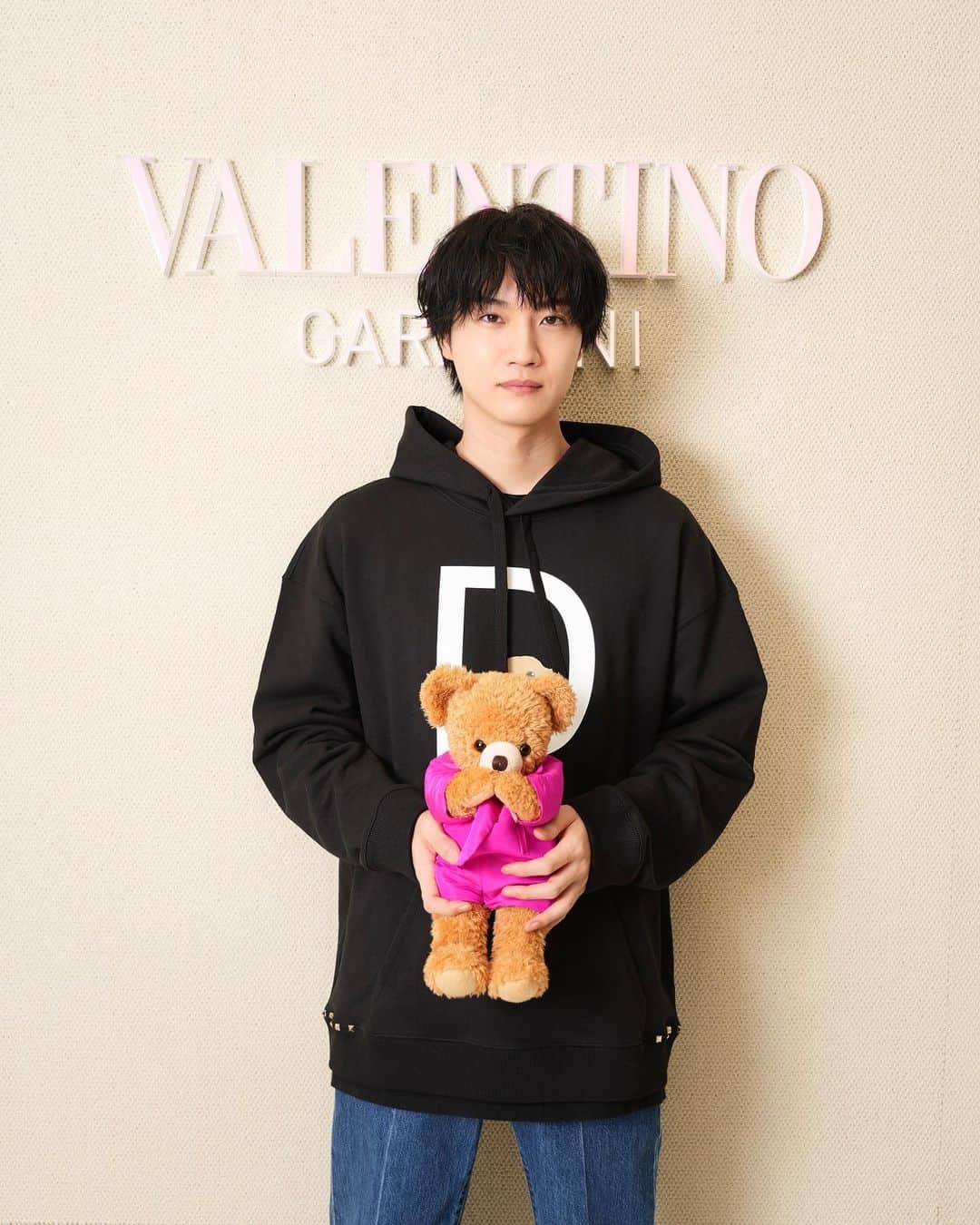 のインスタグラム：「VALENTINO  あのロックスタッズペットのポップアップストアが伊勢丹新宿店で9/27までオープン中です！ 僕も愛犬ファンタが描かれたバッグを愛用しておりますが、今回はさらに色々な新作アイテムがポップアップで先行発売されています！ そしてクマのぬいぐるみの『スタディベア』も新たに仲間入りしました🧸 ロックスタッズペットはVALENTINOの公式HPでも購入できるそうです✨  ポップアップは大阪、名古屋、福岡でも順次オープンされるのでお近くの方、ご興味のある方は是非お調べになってみて下さいね☺️  僕はとにかくスタディベアに心を奪われてしまいました、、とてつもなく可愛かった🧸笑 そしてバッグの次にパーカーにもファンタがいます、、お気づきでしょうか👀 ポップアップにはプリクラもありました🫶  @maisonvalentino #RockstudPet」