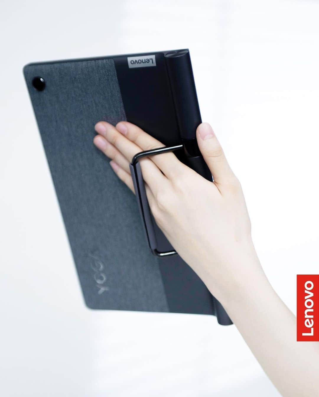 レノボ・ジャパンのインスタグラム：「〜コンパクトなのに、有能な高機能タブレット〜  【Yoga Tab 11】 本体に取り付けられたU字のキックスタンドは自由に調節できるため、手をホールドすることも可能。これなら、タブレットが手元から落ちる心配も入りません。 また、サイドはmicroSDメモリーカードをスロットできる設計となっており、拡張性抜群です。 画面仕様はスタイラス入力可能なため、タッチペンの使用もスムーズに行えます。（タッチペン別途販売） 見た目はコンパクトですが、多数の機能を兼ね備えた有能タブレット。いつでも、どこでも持ち運びができ、家でも外でも“Yoga Tab 11”は高いパフォーマンスを発揮します。  ＿＿＿＿＿＿＿＿＿＿＿＿＿＿＿＿＿＿＿＿   #Lenovo #レノボ #パソコン #yoga #yogatab11 #PC #タブレット #USB #U字スタンド #google #アプリ #googleplay #超軽量 #スリム #JBLスピーカー #ファブリック素材 #日常 #コンパクト #高機能」