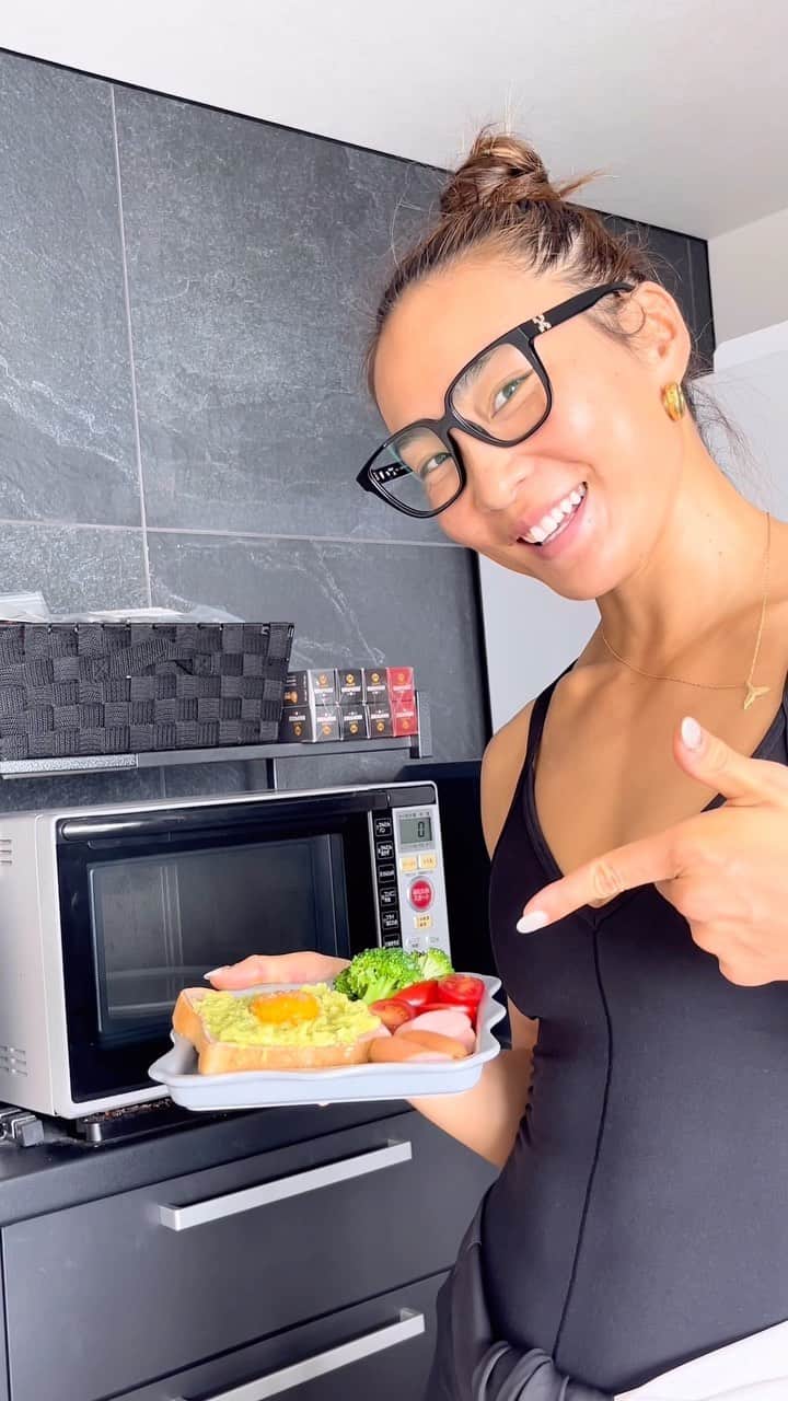 Aya（小山内あや）のインスタグラム：「超便利アイテム❗️Francfrancの「フリル トーストプレート」を使って朝ごはんを作りました😋👍 今回はアボカドトースト💚💚 食べたいものを全部プレート上で作成し、そのまま焼くことが出来るし、焼き上がってそのまま食卓に置いてもかわいい🤩 エンボスのおかげで食材もこびりつかないし、洗い物が楽🥹 何から何まで時短！🤭✨ 忙しい朝にオススメ品！😆 #Francfranc #フランフラン #Francfrancのある生活」