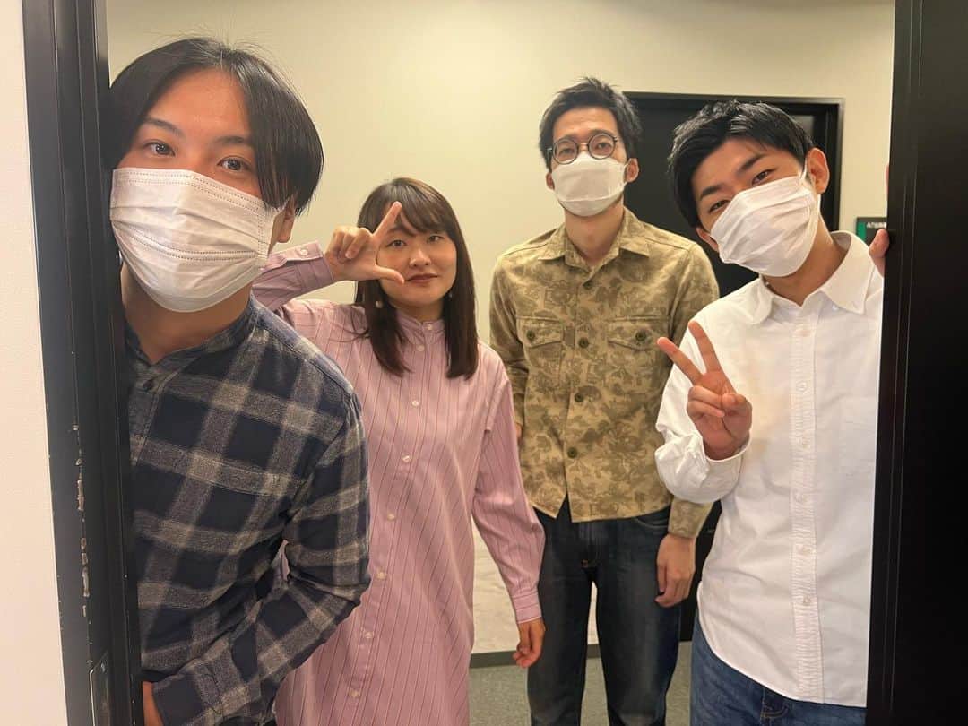 吉住のインスタグラム：「🐇 先輩兼友達とのテレビ 会ってすぐ写真撮ったらスピードがフワちゃんと一緒だよって☺︎ 5枚目はお抹茶さんが吉住にお肉を食べさせようとしてくれてるね。」