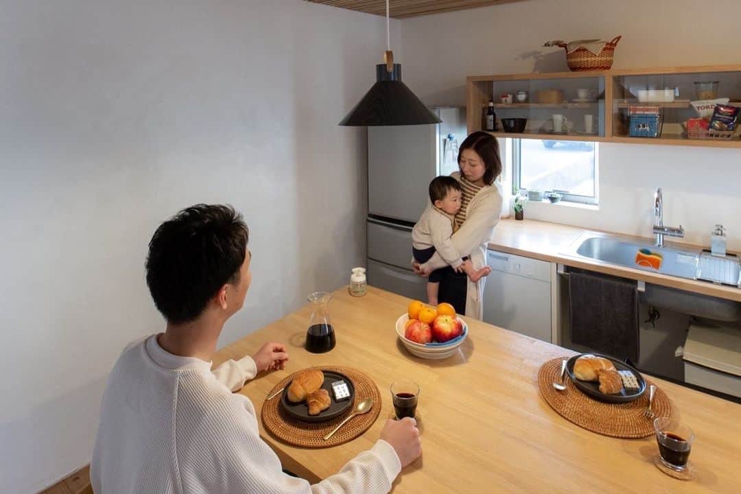 ソラマド香川のインスタグラム：「Soramado Kitchen ー広々としたカウンターは、いつも人が集まる場所。料理を楽しんだり、カフェのようにくつろいで過ごしたりと、集う人を笑顔にしてくれます。  ---------------------------------------  宇多津モデルハウス  10:00~17:00まで予約無しでご見学頂けます。(水曜定休日) 皆さまのご来場をお待ちしております。  🏠宇多津モデルハウス 綾歌郡宇多津町浜三番丁22-4 Tel. 0120-49-7257  ---------------------------------------  青空と暮らす家。 あなただけの特別な住まいをプロデュースします。  「 #ソラマド香川 」で検索🔍  ---------------------------------------  ★もっと施工事例を見たい方はこちら → @soramado_kagawa  ---------------------------------------  🏠【常設モデル】宇多津モデル  綾歌郡宇多津町浜三番丁22-4 🏠 多肥モデル販売中！ 高松市多肥上町 分譲地内   ---------------------------------------  ソラマド香川(センコー産業株式会社) 綾歌郡宇多津町浜三番丁22-4 電話番号：0120-49-7257 営業時間：10時〜17時(水曜定休日)  ---------------------------------------  #おうちカフェ #ソラマドの家 #ソラマド #soramado #デザイン住宅 #デザイナーズ住宅 #建築家とつくる家 #暮らしを楽しむ #シンプルな家 #シンプル #自然素材の家 #自然素材 #漆喰 #マイホーム #平屋 #新築 #注文住宅 #一戸建て #設計事務所 #インテリア #キッチン #コの字キッチン #ソラマドキッチン #無垢床 #香川県の工務店 #香川県 #香川 #センコー産業 #香川カフェ」