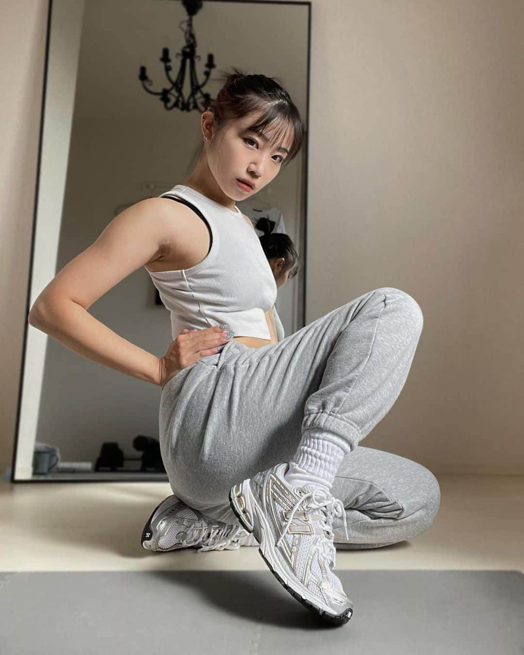 葉山もえみさんのインスタグラム写真 - (葉山もえみInstagram)「Newスニーカー👟✨✨  BEAUTY&YOUTH UNITED ARROWS  【国内exclusive】  ＜New Balance＞ M 1906RI/スニーカー  お店で一目惚れ✨✨  シルバー&ゴールドでちょっとゴージャス😆  足のサイズ24cmだけどこのスニーカーは25.5cmがジャストサイズだった！！  #NewBalance #ニューバランス　#スニーカー　#UNITEDARROWS #ストリートファッション　#スウェットコーデ　 #美人トレーナー　#トレ女 #筋トレ女子 #マッスル #トレーニング #パーソナルトレーニング #トレーナー #くびれ #ボディメイク #メリハリボディ #muscle #女性パーソナルトレーナー #葉山もえみ #フィットネス #東京パーソナルトレーナー #パーソナルトレーナー」9月22日 18時26分 - moefitness1012