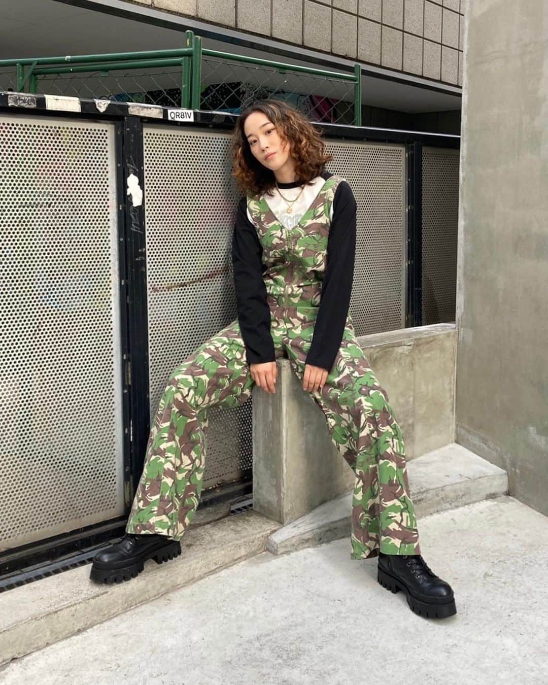 XGIRL_ootdのインスタグラム：「#xgirl_ootd @saino.46 162cm 　 calif SHIBUYA STAFF 　 ------------------------------------ ▪️CAMOUFLAGE JUMPSUIT ￥14,300(税込) ▪️GLITTER HEART L/S RAGLAN TEE ￥6,600(税込) ------------------------------------ 　 #xgirl #xgirljp #xgirlus #エックスガール #秋コーデ #ストリートコーデ #ストリート系女子 #大人ストリート #ジャンプスーツ #オーバーオール #ラグラン #カーゴパンツ #カラーコーデ #y2kfashion #y2kstyle」