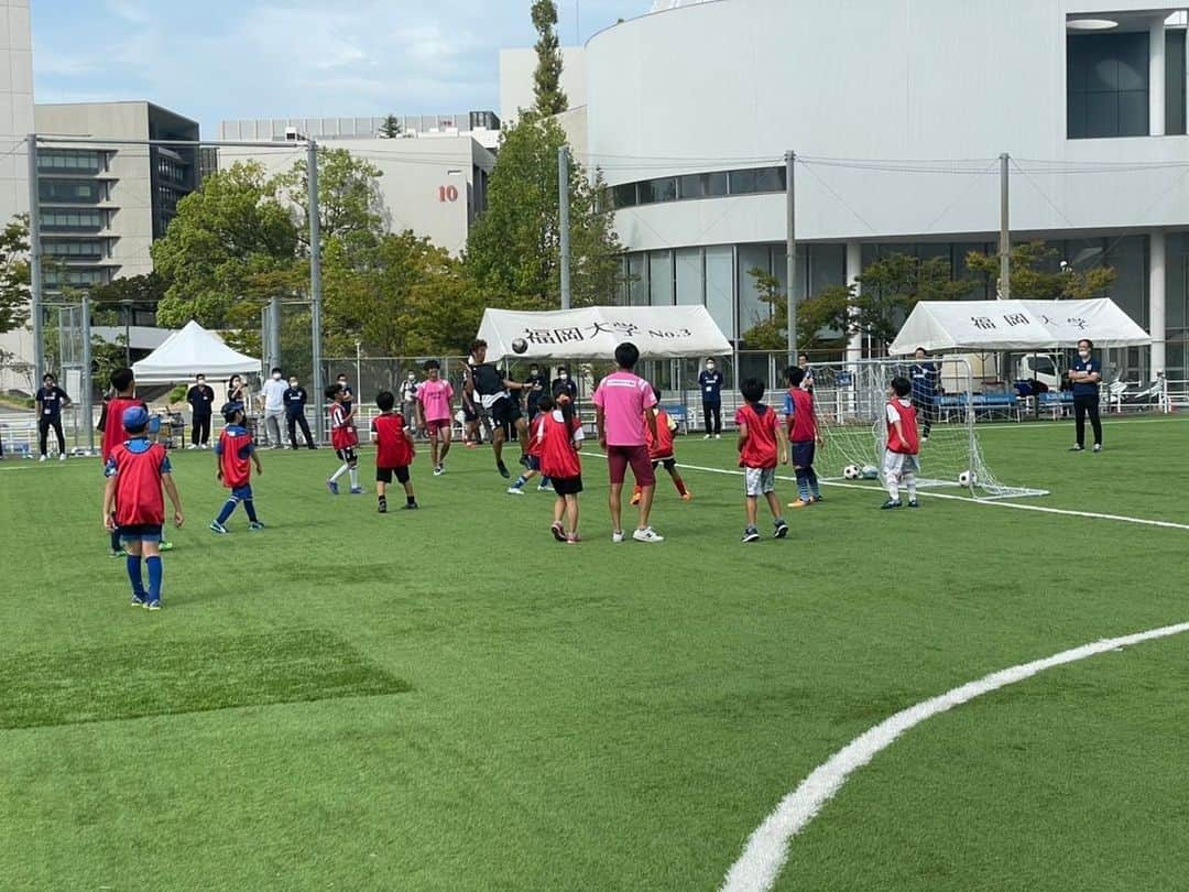 巻誠一郎さんのインスタグラム写真 - (巻誠一郎Instagram)「先日、イオン九州×キリングループ 共同企画  SOCCER ACADEMY2022福岡  に参加させていただきました！  子供たちに負けないように全力プレー？してきましたw  MCは実は同じ歳の近藤岳登！ 流石のMCで最高の雰囲気で盛り上げてもらいました！  サポートの福大サッカー部の皆さんも頑張ってくれました！  #イオン九州 #キリンビバレッジ #キリンビール #SOCCERACADEMY2022 #近藤岳登 #本当は次の日鹿児島 #台風で中止 #実は雨男 #ことごとくイベント中止 #最近で3回 #皆さんすみません #巻誠一郎」9月22日 18時29分 - makiseiichiro9