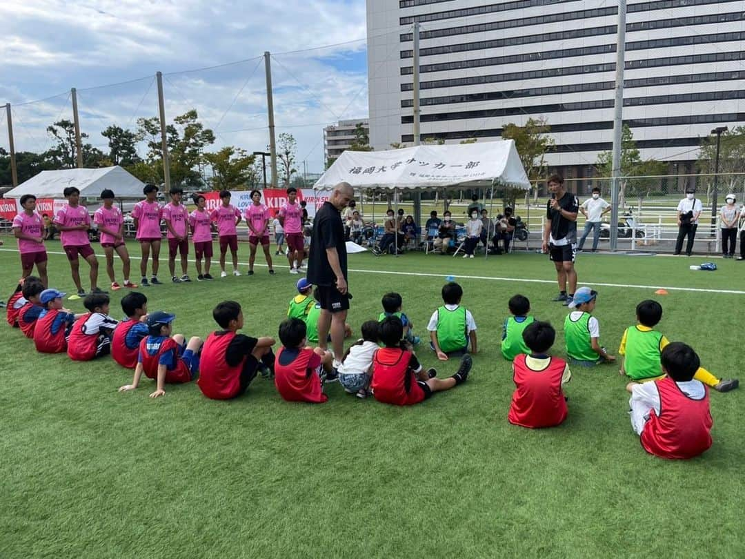 巻誠一郎さんのインスタグラム写真 - (巻誠一郎Instagram)「先日、イオン九州×キリングループ 共同企画  SOCCER ACADEMY2022福岡  に参加させていただきました！  子供たちに負けないように全力プレー？してきましたw  MCは実は同じ歳の近藤岳登！ 流石のMCで最高の雰囲気で盛り上げてもらいました！  サポートの福大サッカー部の皆さんも頑張ってくれました！  #イオン九州 #キリンビバレッジ #キリンビール #SOCCERACADEMY2022 #近藤岳登 #本当は次の日鹿児島 #台風で中止 #実は雨男 #ことごとくイベント中止 #最近で3回 #皆さんすみません #巻誠一郎」9月22日 18時29分 - makiseiichiro9