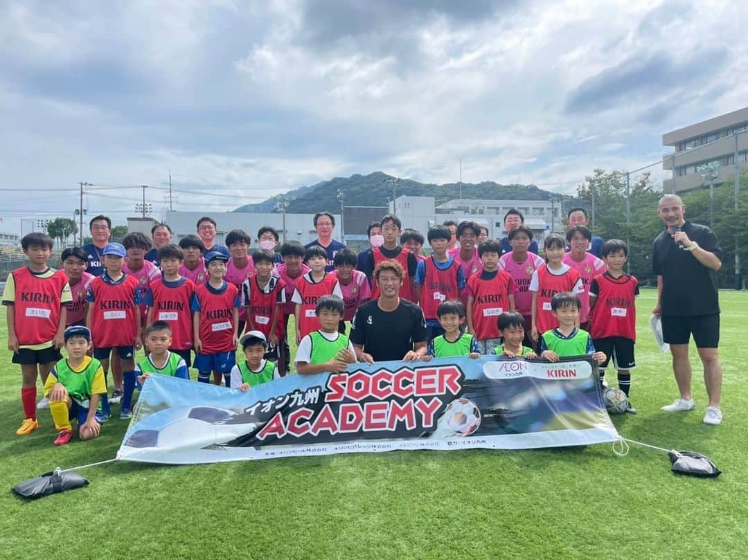 巻誠一郎のインスタグラム：「先日、イオン九州×キリングループ 共同企画  SOCCER ACADEMY2022福岡  に参加させていただきました！  子供たちに負けないように全力プレー？してきましたw  MCは実は同じ歳の近藤岳登！ 流石のMCで最高の雰囲気で盛り上げてもらいました！  サポートの福大サッカー部の皆さんも頑張ってくれました！  #イオン九州 #キリンビバレッジ #キリンビール #SOCCERACADEMY2022 #近藤岳登 #本当は次の日鹿児島 #台風で中止 #実は雨男 #ことごとくイベント中止 #最近で3回 #皆さんすみません #巻誠一郎」