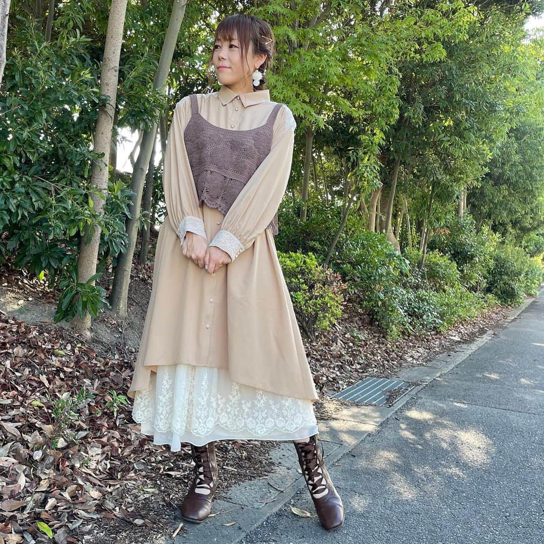 axes femmeさんのインスタグラム写真 - (axes femmeInstagram)「. . . 【 #私のオトナaxes 】 . 30代の”かわいい”の入口に。 お客様の声を元に作られた「#私のオトナaxes」。 . お客様・店舗スタッフと共に制作したお洋服 「#私のオトナaxes」が、9月22日(金) 店舗とonline shopにて販売開始！ . ※一部台風の影響により配送遅延が起こっております。 入荷につきましてはオンライン情報をご確認ください . . . 『#私のオトナaxes』とは。  「いつでも、いくつになっても、かわいい服が着たい!を叶える、 “私”も着られるちょっとしたかわいらしさと、こだわりのディテール。」 オトナ女子に向けたaxes femmeです。 . . ＊フィッシュテールシャツワンピース 販売価格：5,500(税込) . ＊花モチーフクロシェ キャミ 販売価格：3,300(税込) . . 🌼POINT フィッシュテールで脚長効果のあるシャツワンピは、  前開きで羽織としても着まわせるアイテム。  トレンドのバイカラーを楽しめるレース配色と、 着やすさ重視のレース同色の  3色展開なのがこだわりポイント。 ふかっとした柔らかい肌触りのニットのクロシェキャミと、  ロングペチスカートと合わせて、 一気に季節感のある 秋らしいスタイリングにしています✨ . . . #私のオトナaxes#axesfemmeでつながろう#axesfemme#ワンピース#30代ファッション#30代コーデ#ブルゾン#オトナ女子#おとなかわいい#大人カジュアル#大人コーディネート」9月22日 18時33分 - axes_femme_official