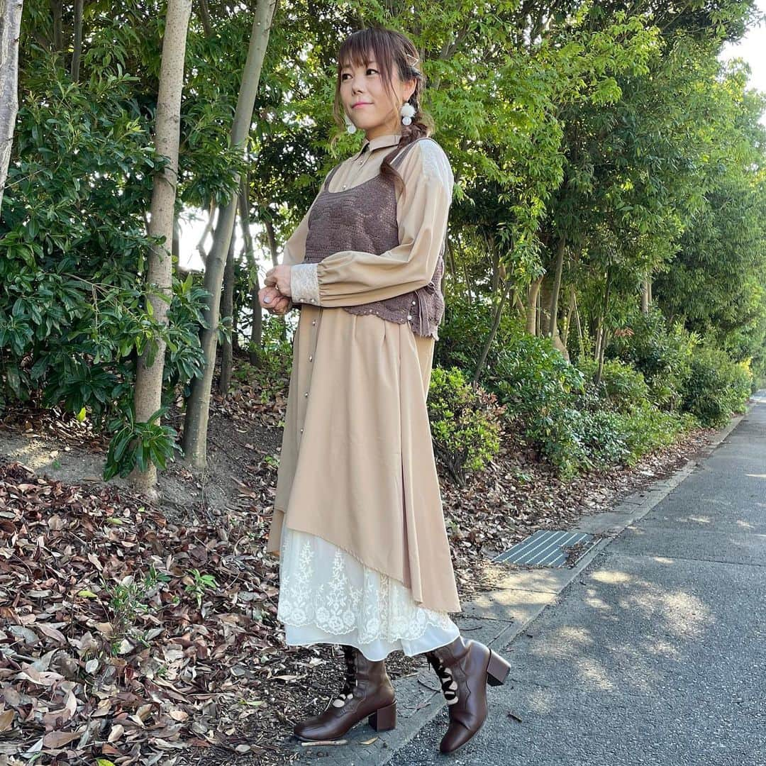 axes femmeさんのインスタグラム写真 - (axes femmeInstagram)「. . . 【 #私のオトナaxes 】 . 30代の”かわいい”の入口に。 お客様の声を元に作られた「#私のオトナaxes」。 . お客様・店舗スタッフと共に制作したお洋服 「#私のオトナaxes」が、9月22日(金) 店舗とonline shopにて販売開始！ . ※一部台風の影響により配送遅延が起こっております。 入荷につきましてはオンライン情報をご確認ください . . . 『#私のオトナaxes』とは。  「いつでも、いくつになっても、かわいい服が着たい!を叶える、 “私”も着られるちょっとしたかわいらしさと、こだわりのディテール。」 オトナ女子に向けたaxes femmeです。 . . ＊フィッシュテールシャツワンピース 販売価格：5,500(税込) . ＊花モチーフクロシェ キャミ 販売価格：3,300(税込) . . 🌼POINT フィッシュテールで脚長効果のあるシャツワンピは、  前開きで羽織としても着まわせるアイテム。  トレンドのバイカラーを楽しめるレース配色と、 着やすさ重視のレース同色の  3色展開なのがこだわりポイント。 ふかっとした柔らかい肌触りのニットのクロシェキャミと、  ロングペチスカートと合わせて、 一気に季節感のある 秋らしいスタイリングにしています✨ . . . #私のオトナaxes#axesfemmeでつながろう#axesfemme#ワンピース#30代ファッション#30代コーデ#ブルゾン#オトナ女子#おとなかわいい#大人カジュアル#大人コーディネート」9月22日 18時33分 - axes_femme_official