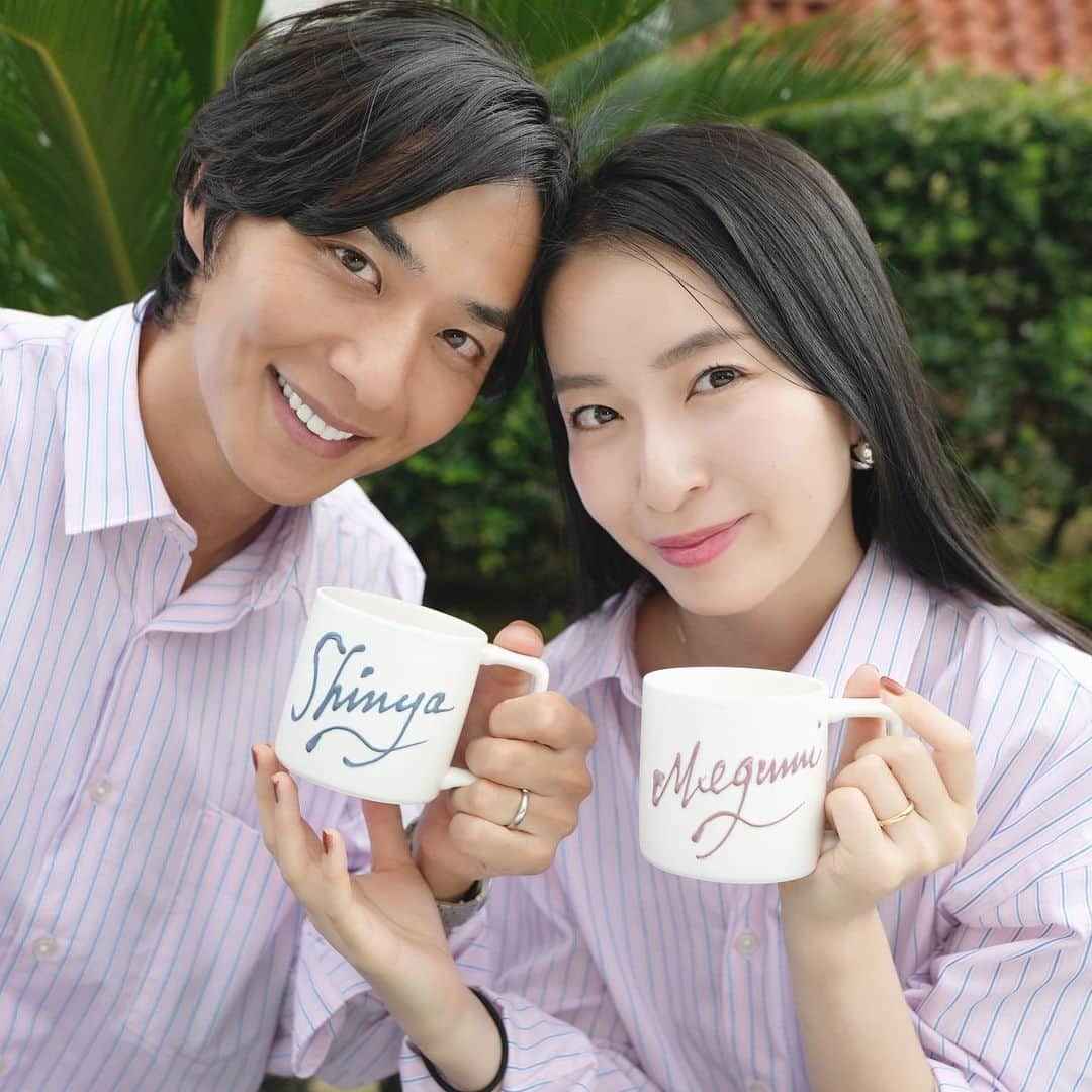 岩間恵のインスタグラム：「私たちの結婚式で 引き出物兼席札として使ったマグカップ♡ ゲストひとりひとりのお名前を入れて 底には記念として文字を入れてみました✨  @inthemood1990 のMYMUG(マイマグ)という商品です！  いろいろ探してて迷ってる時に インスタで見つけて これだ！と思い決めたよ☘️  京都・清水焼伝統工芸士が『イッチン』という技法で、 1つずつゲストのお名前を書いて焼いてくれます！  みんなすごく喜んでくれて、式が終わった後も 愛用してるよーと報告してくれて...🥺💓  私たちもこのマグ使うたびにあの日のことを思い出すし、 本当にこれにして良かったな〜  引き出物や記念品で悩んでる方に おすすめなのでシェアしてみました♡  #引出物 #引き出物 #席札 #ウェディング #インザムード　#Mymug #結婚式 #プレ花」