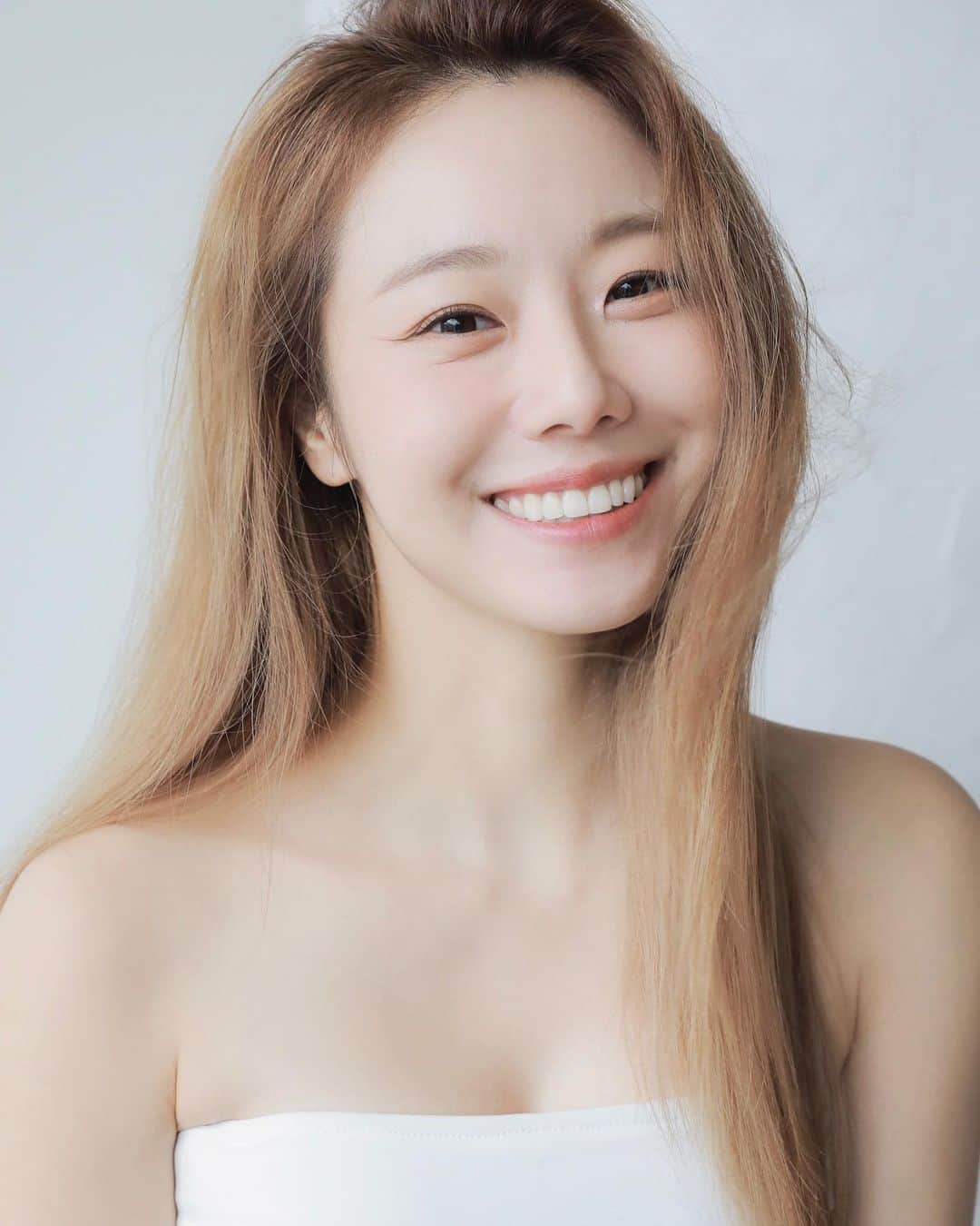 イ・シウォンのインスタグラム：「금발도 청순할 수 있다 🌼✨  #honeyblonde 🐝🍯」