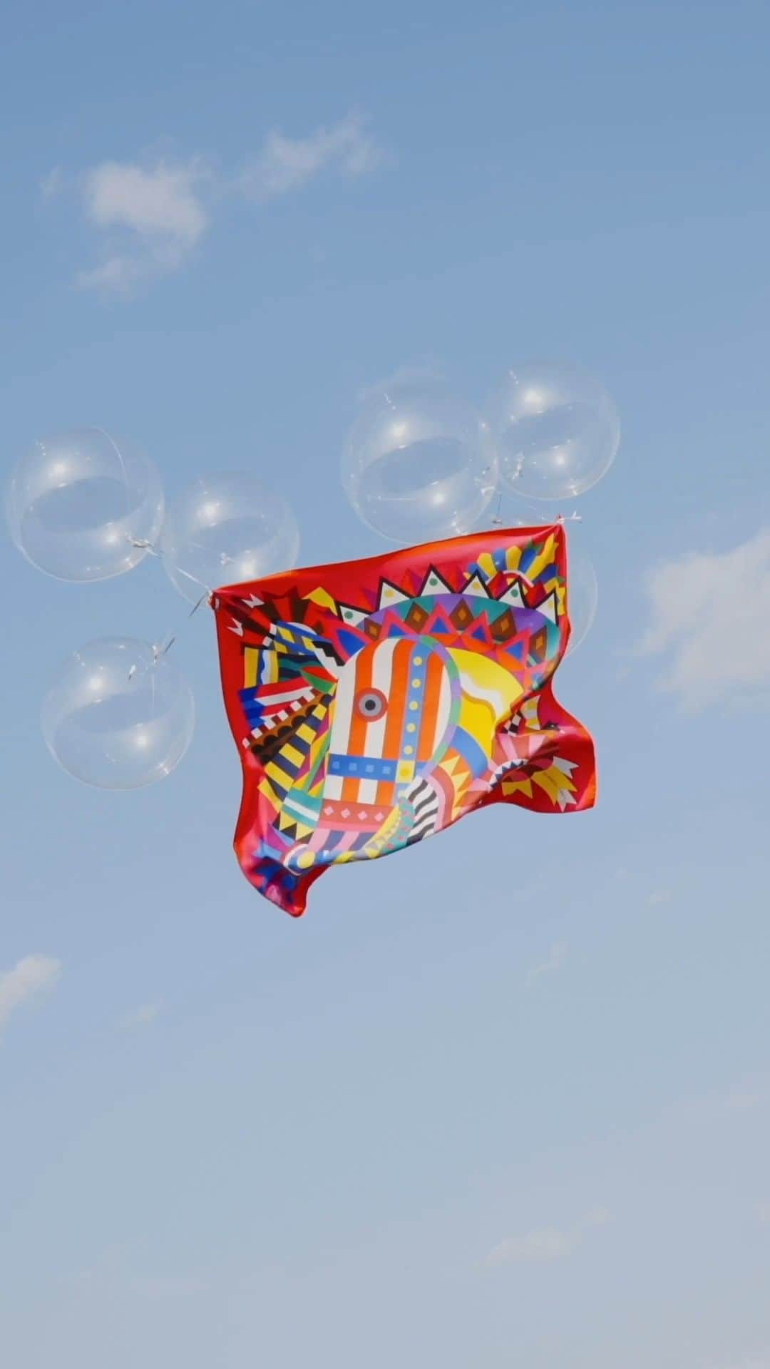 エルメスのインスタグラム：「Silken sky. 🎈🐴🤖​ Hermès creations inspire artist @erictobua to make the surreal so real.​​  #Surreal​​ #SoReal​​ #Hermes ​」