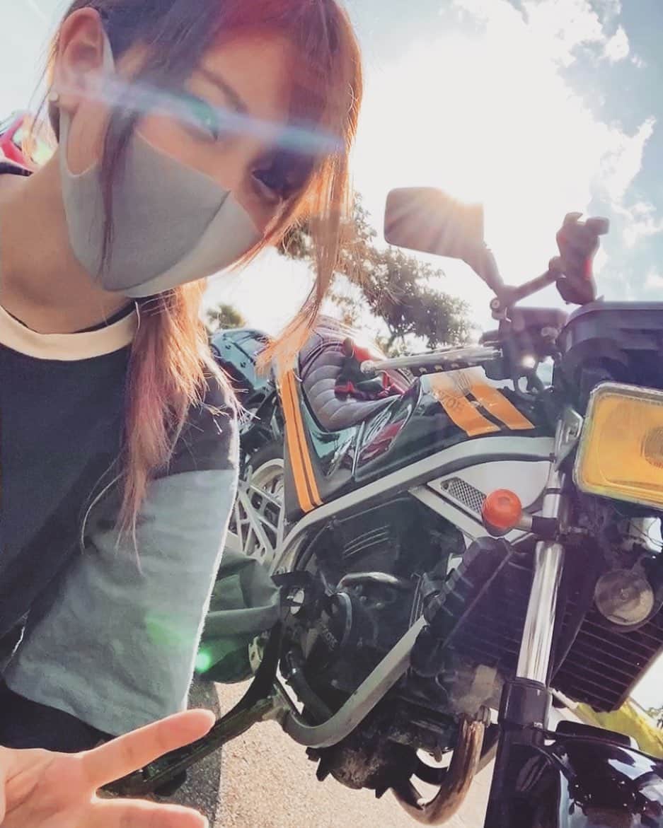 よもぎのインスタグラム：「後光さしてる🌞 いいことありそう✨  #バイク #旧車バイク #vt250 #250cc #昭和好きな平成生まれ  #motorcycle #バイク女子  #女子ライダー #ばいくのある風景  #ばいくのある生活」