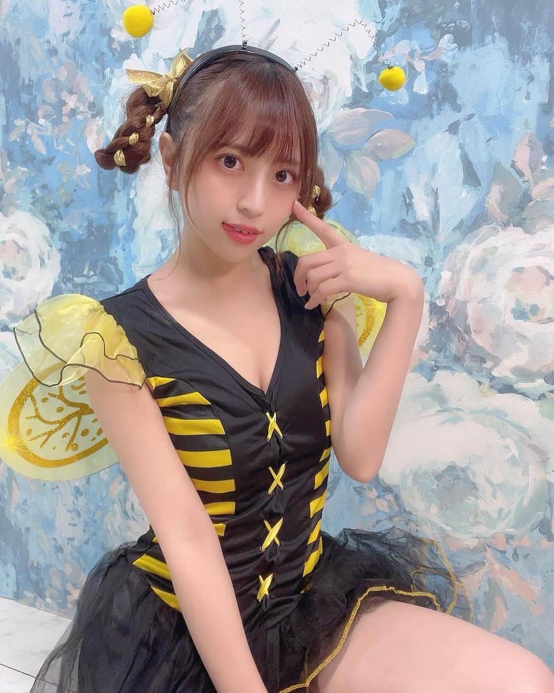 のインスタグラム：「刺しちゃうよ？🐝 . . . ハロウィン宿題チェキ販売中です🎃 チアーズにも載せてない写メと動画載せた からよかったら見に行ってみてね！！ . . .#宿題チェキ #ハロウィン宿題チェキ #コスプレ #ハロウィンコスプレ #halloween #ハロウィン #halloweencostume #halloweenmakeup #halloween2022」