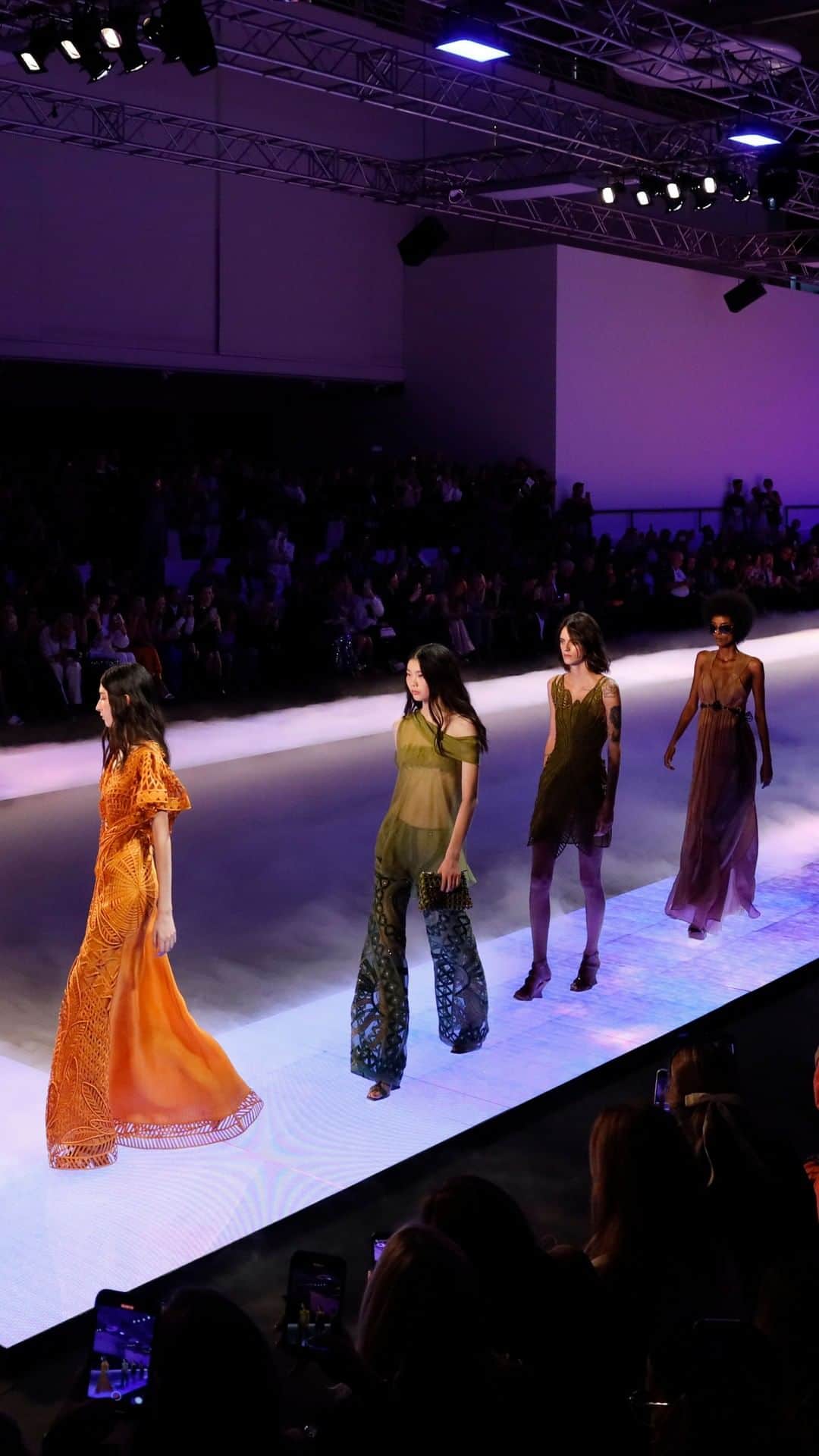 のインスタグラム：「Tireless carriers of an inextinguishable wanderlust, the Alberta Ferretti travelers walk on the clouds, with their feet on the ground.  #AlbertaFerretti #SS23 #MFW」
