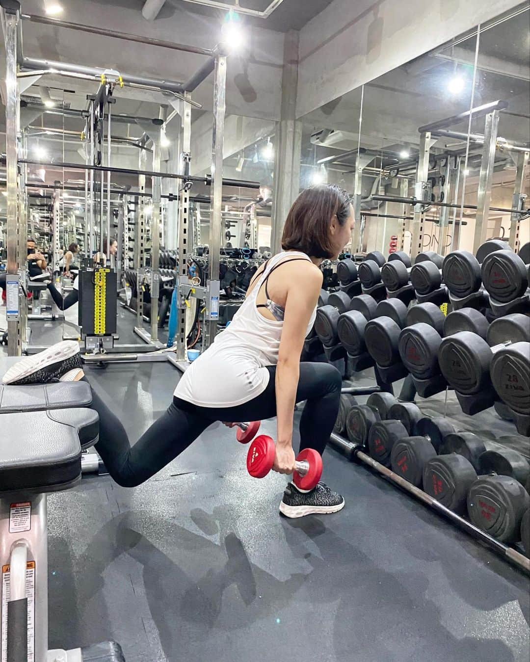 石田美奈子さんのインスタグラム写真 - (石田美奈子Instagram)「workout💪🔥  最近なかなかトレーニングできていなかったので、久々の#パーソナルトレーニング 😊  全国に70店舗以上を展開するBEYOND GYMに行ってきました✨  綺麗で広い店内で、マシンも充実🏋️ 気になるお腹周りとお尻を中心にメニューを組んでもらってトレーニングしてきました🍑  BEYOND GYMは大会に出ているトレーナーさんが多数在籍しているので、指導レベルが高い👏 担当していただいたトレーナーも大会1ヶ月前の減量期とのことで、体が凄すぎて説得力抜群でした💪 私は食事管理が苦手なので、無理なく続けられる食事管理のこともたくさん教えていただいて勉強になりました🥰  おしゃれなお水とトレーニング後のプロテインをもらえたのも嬉しい！♡  通常5,500円の体験トレーニングが9月中は無料らしいので、パーソナルトレーニングジムをお探しの方は是非行ってみてください😊 オススメ☺︎☺︎☺︎  @beyondgym  💪 → #minako_workout  #BEYONDGYM #beyondgym #ビヨンドジム #workout #gym #training #ワークアウト女子 #トレーニング女子 #シェイプアップ #筋トレ女子 #ダイエット #麻布十番ジム #ダイエット生活 #ダイエットごはん #筋トレ女子と繋がりたい #ジムコーデ #トレーニングウェア #ボディメイク #美ボディ」9月22日 19時13分 - mminakooo