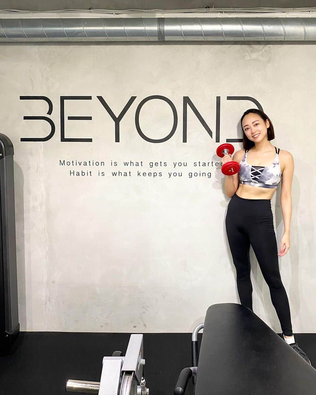 石田美奈子のインスタグラム：「workout💪🔥  最近なかなかトレーニングできていなかったので、久々の#パーソナルトレーニング 😊  全国に70店舗以上を展開するBEYOND GYMに行ってきました✨  綺麗で広い店内で、マシンも充実🏋️ 気になるお腹周りとお尻を中心にメニューを組んでもらってトレーニングしてきました🍑  BEYOND GYMは大会に出ているトレーナーさんが多数在籍しているので、指導レベルが高い👏 担当していただいたトレーナーも大会1ヶ月前の減量期とのことで、体が凄すぎて説得力抜群でした💪 私は食事管理が苦手なので、無理なく続けられる食事管理のこともたくさん教えていただいて勉強になりました🥰  おしゃれなお水とトレーニング後のプロテインをもらえたのも嬉しい！♡  通常5,500円の体験トレーニングが9月中は無料らしいので、パーソナルトレーニングジムをお探しの方は是非行ってみてください😊 オススメ☺︎☺︎☺︎  @beyondgym  💪 → #minako_workout  #BEYONDGYM #beyondgym #ビヨンドジム #workout #gym #training #ワークアウト女子 #トレーニング女子 #シェイプアップ #筋トレ女子 #ダイエット #麻布十番ジム #ダイエット生活 #ダイエットごはん #筋トレ女子と繋がりたい #ジムコーデ #トレーニングウェア #ボディメイク #美ボディ」