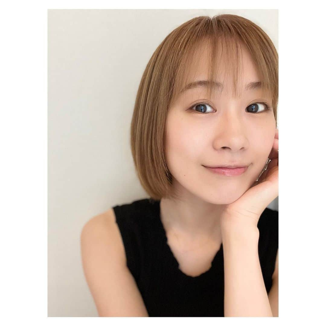 愛希れいかさんのインスタグラム写真 - (愛希れいかInstagram)「肌寒い季節になりましたね🍁  私は「エリザベート」の世界にどっぷり浸かっております。  おやすみの日は、メンテナンスへ。 マッサージにトリートメントに忙しい😅 金髪にしてから髪にはさらに気をつかうようになりました💆‍♀️ トリートメントしたらブリーチ2回した髪もサラサラになるよ！ ちなみに、シャワーヘッドをリファにして、ナイトキャップもはじめたよ！！！  エリザベート様も、あの長い髪を大事にされてて、髪のお手入れには厳しかったみたいだから、私もがんばろう😊  みなさま、あたたかくしてお過ごしください☺️❤️  #R.Has #R.Hasトリートメント #ヒト幹細胞 #アールハス #アールハストリートメント  #プラチナアールハス  #アコンプリッシュ#accomplish代官山  #ミネコラトリートメント #ミネコラパーフェクト3 #プラチナミネコラ #ミネコラaccomplish #ケイ素トリートメント#髪質改善#ミネコラ#エニム #水素#pr」9月22日 19時27分 - manakireika_official