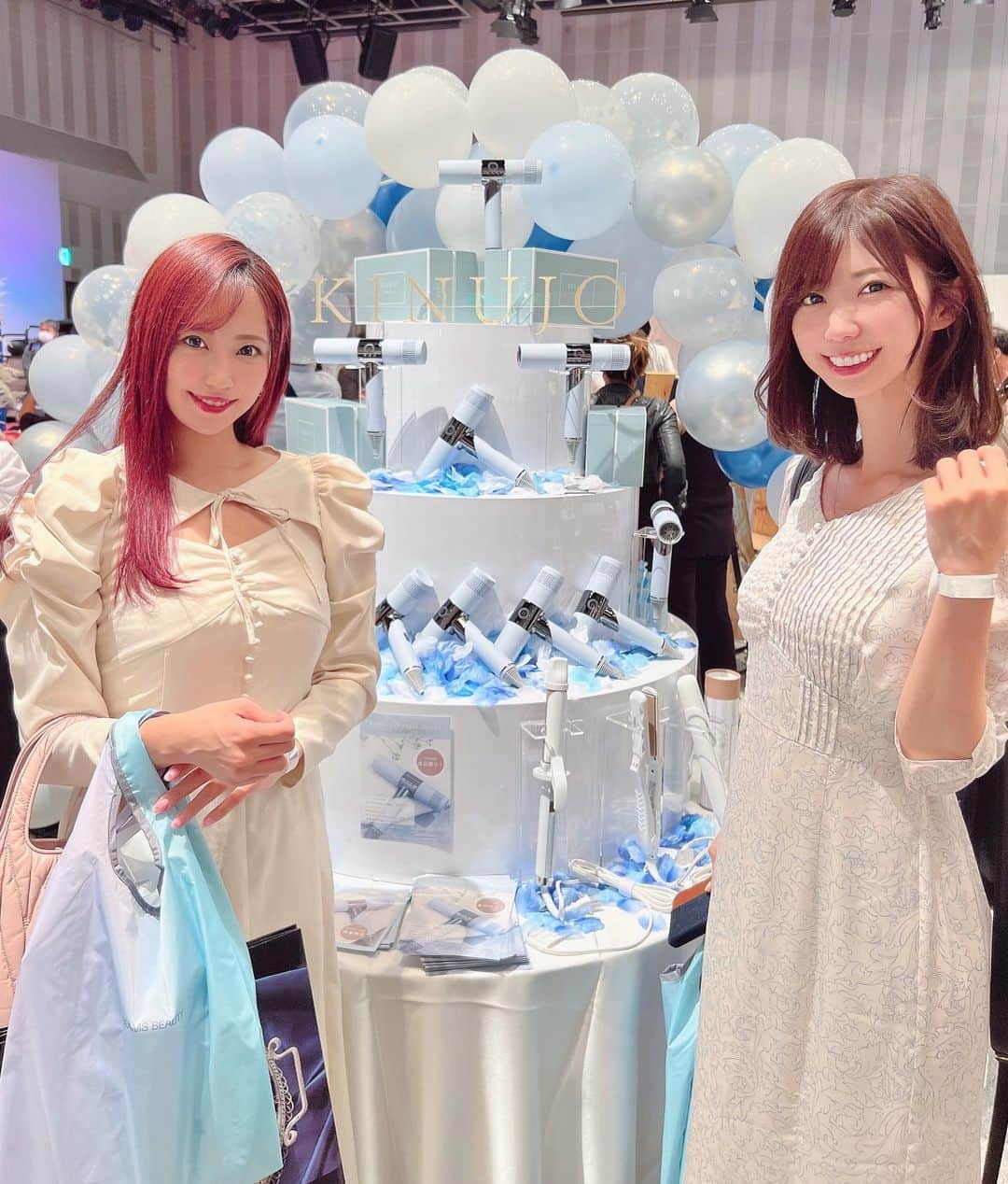 のインスタグラム：「今日行ってきた Influencer's EXPOに #KINUJO のブースが♡  KINUJOのリップアイロンを以前から愛用していて他製品も気になっていたのでスタッフさんから色々お話伺いました！ 今回メインで展示されていたヘアドライヤーのペールブルーは数量限定なんだって💙コンパクトで高性能って良いとこ取りですよね、そして見た目もすっごくかわいい…🥰 欲しくなっちゃいました！  #KINUJO #ドライヤー #influencersexpo @kinujo.jp  @influencersexpo.jp   ホールのライトの関係で私の髪色がすごいことに笑」